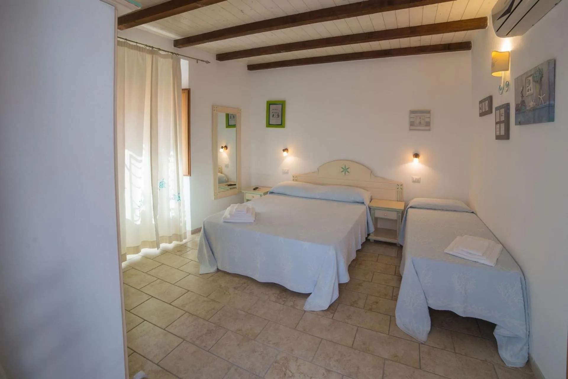 Photo of the whole room, Bed in Olbia Domus Inn