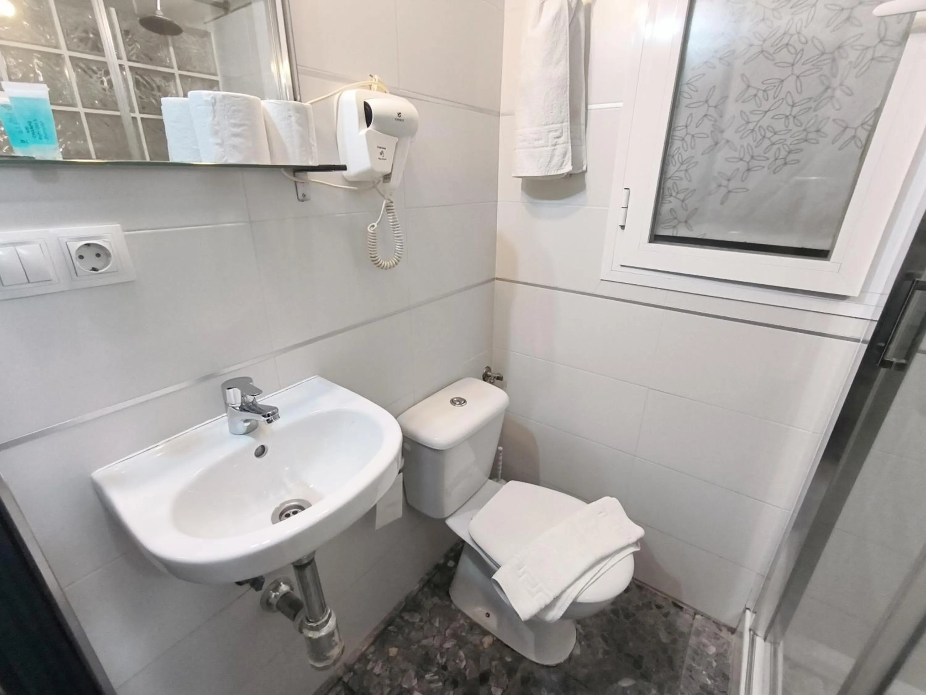 Bathroom in Pension Perez Montilla