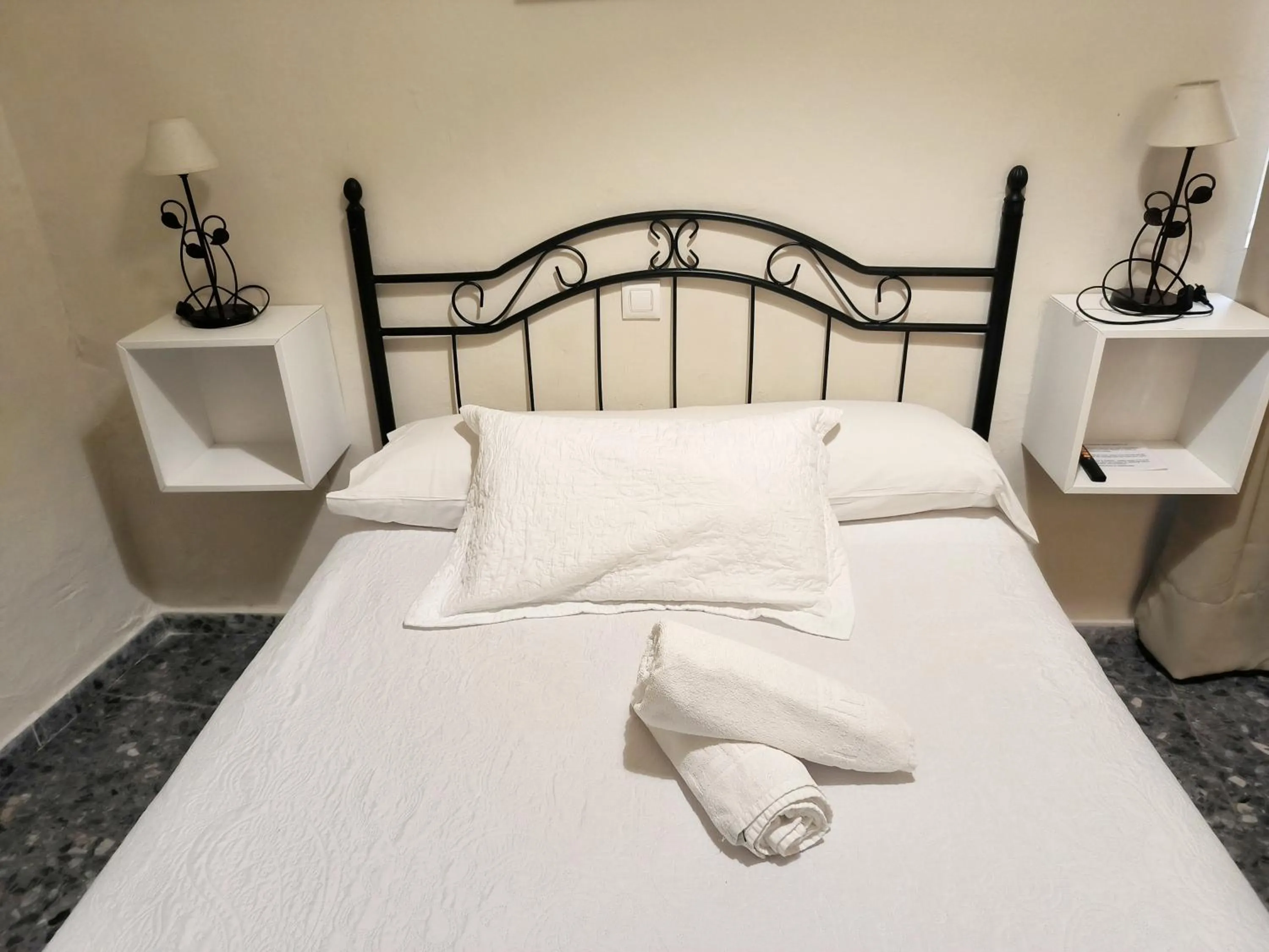 Photo of the whole room, Bed in Pension Perez Montilla