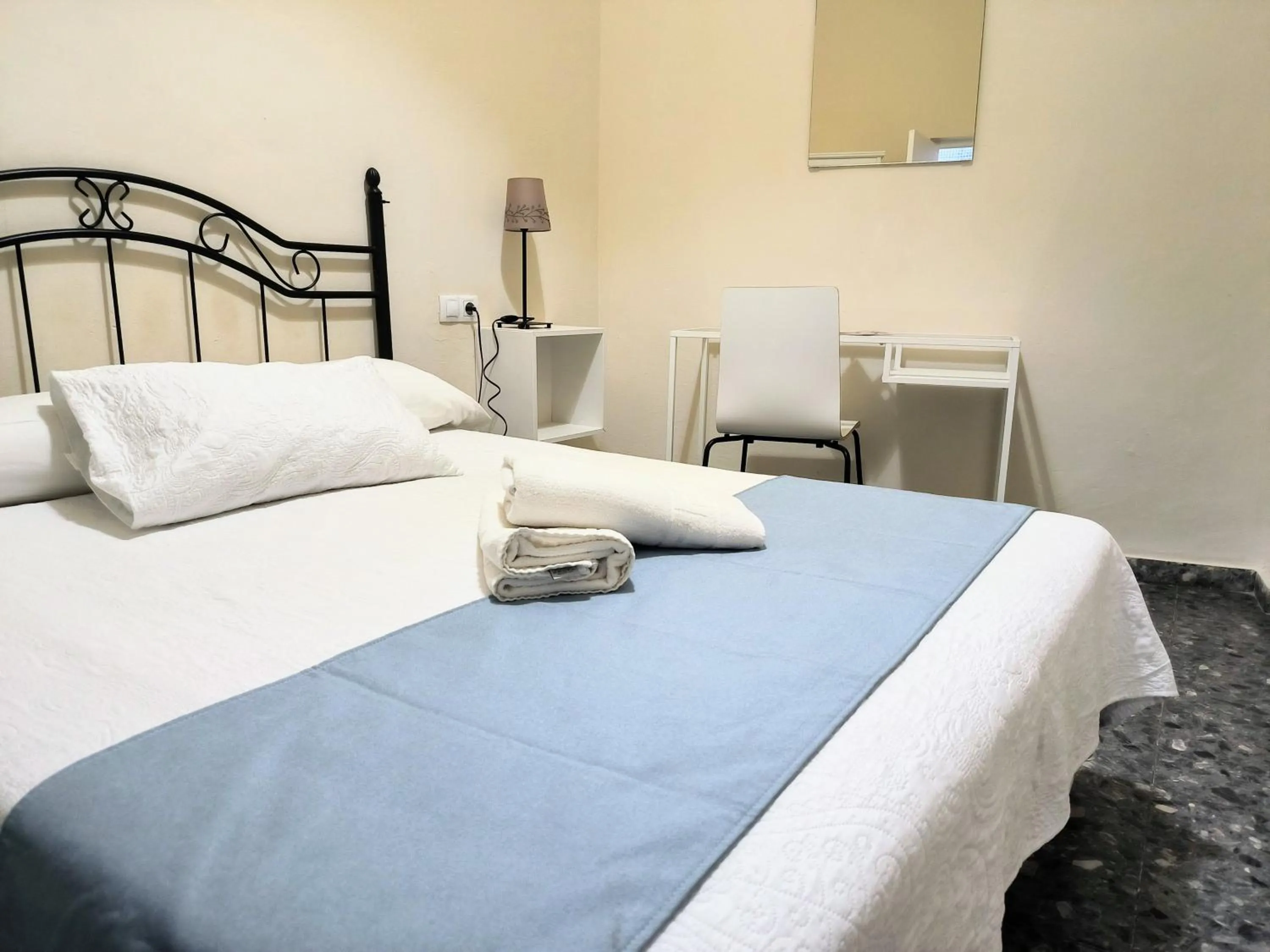 Photo of the whole room, Bed in Pension Perez Montilla