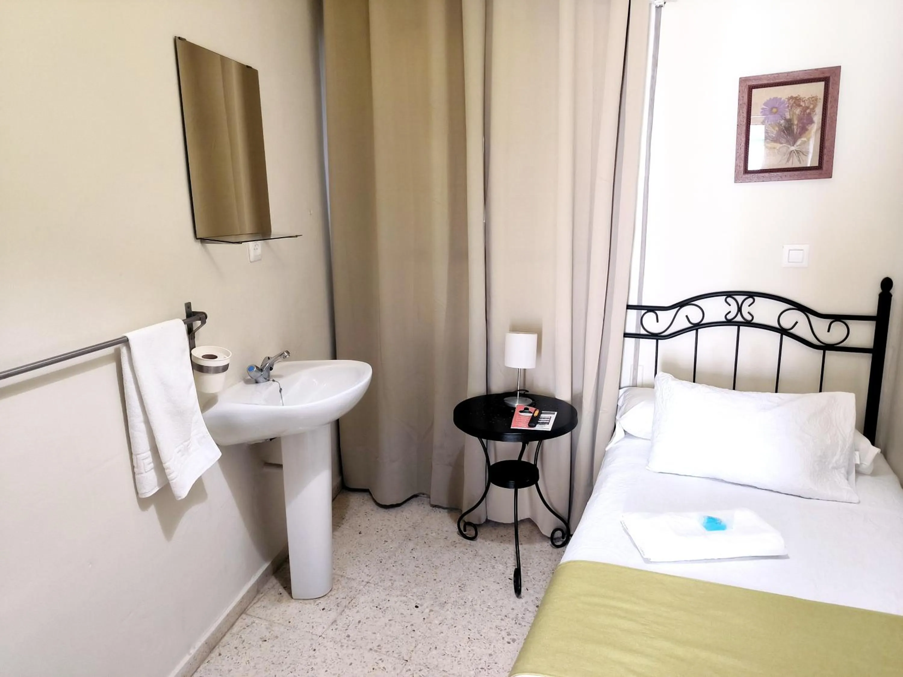 Photo of the whole room, Bed in Pension Perez Montilla