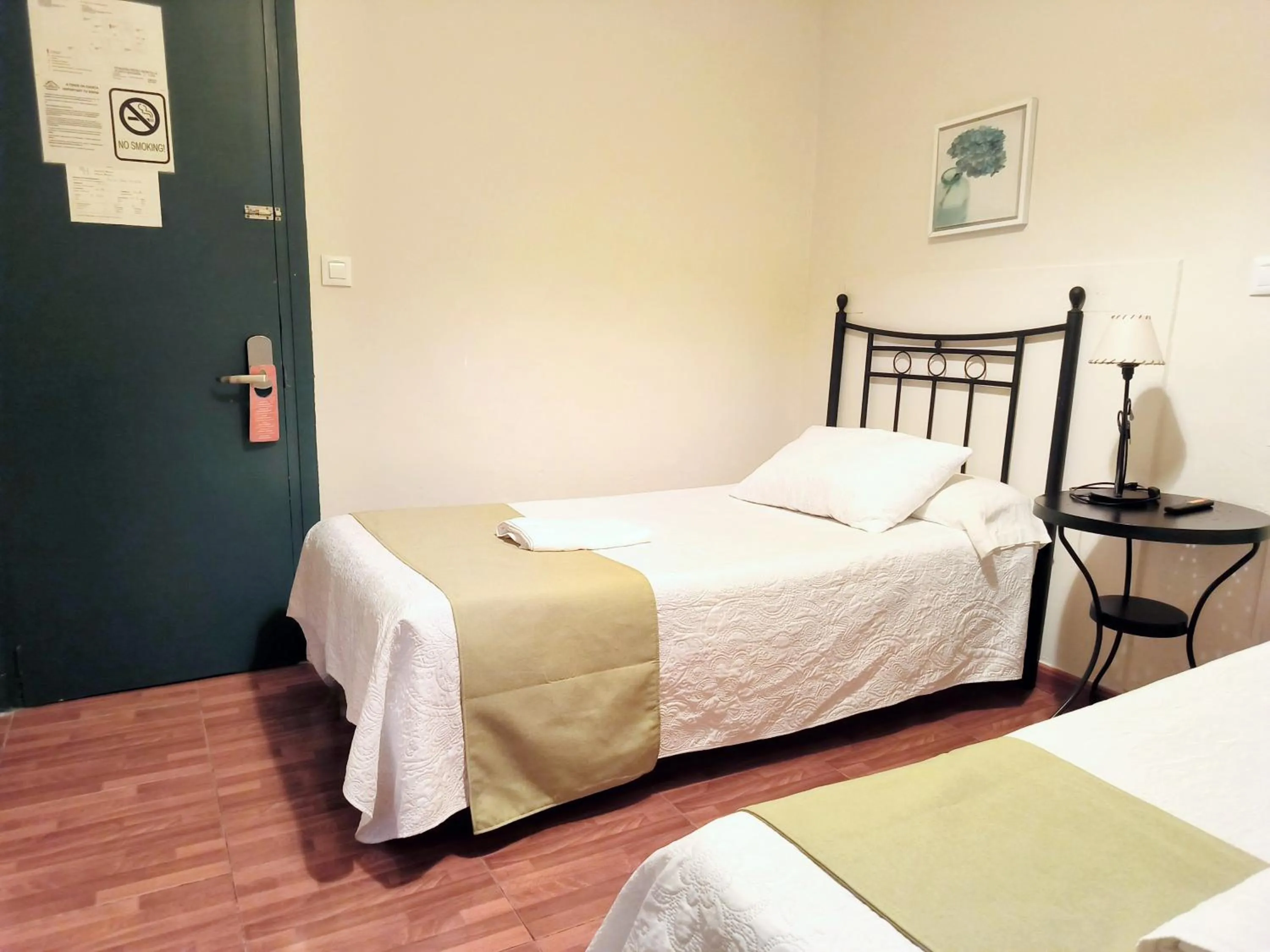 Photo of the whole room, Bed in Pension Perez Montilla