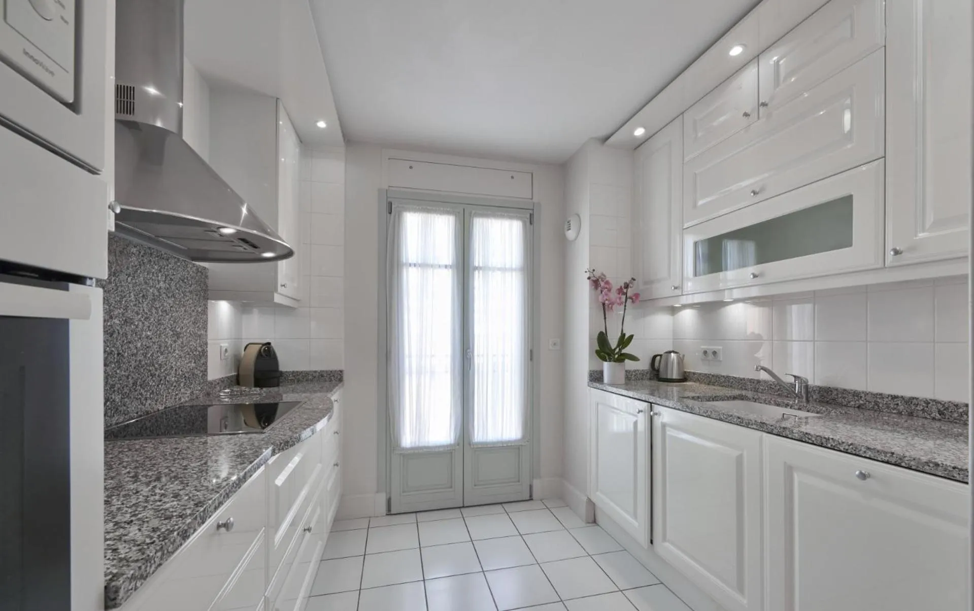 Kitchen or kitchenette in La Résidence de La Réserve