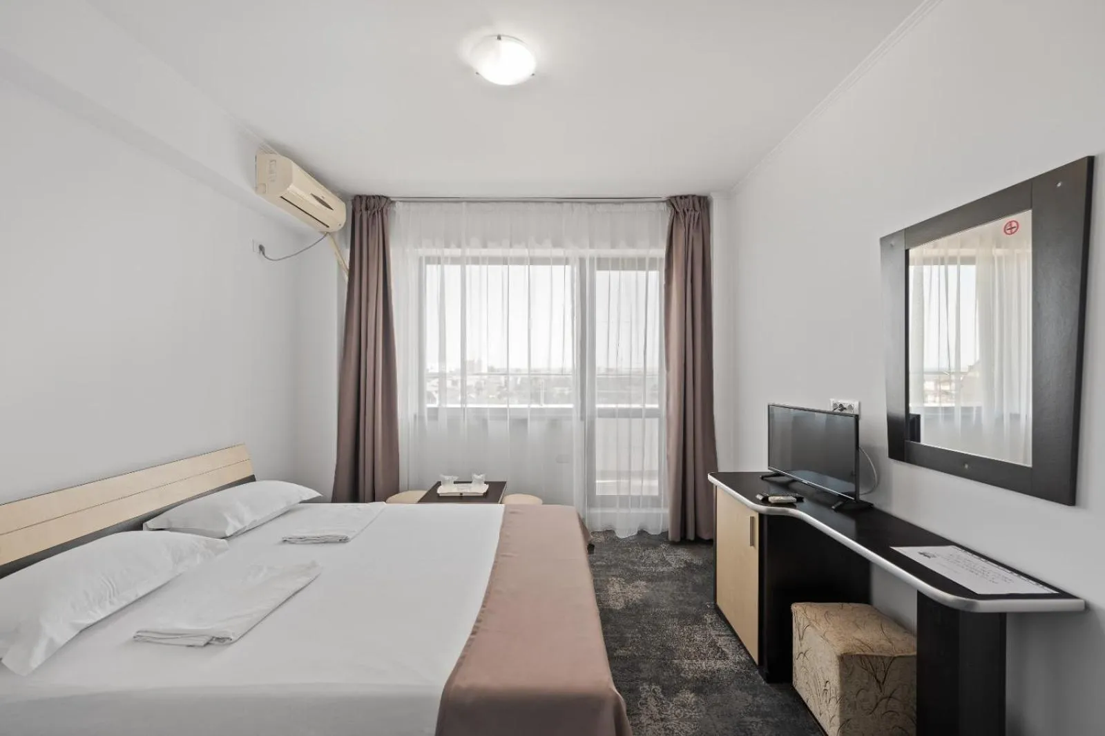 Photo of the whole room, Bed in Hotel Coral