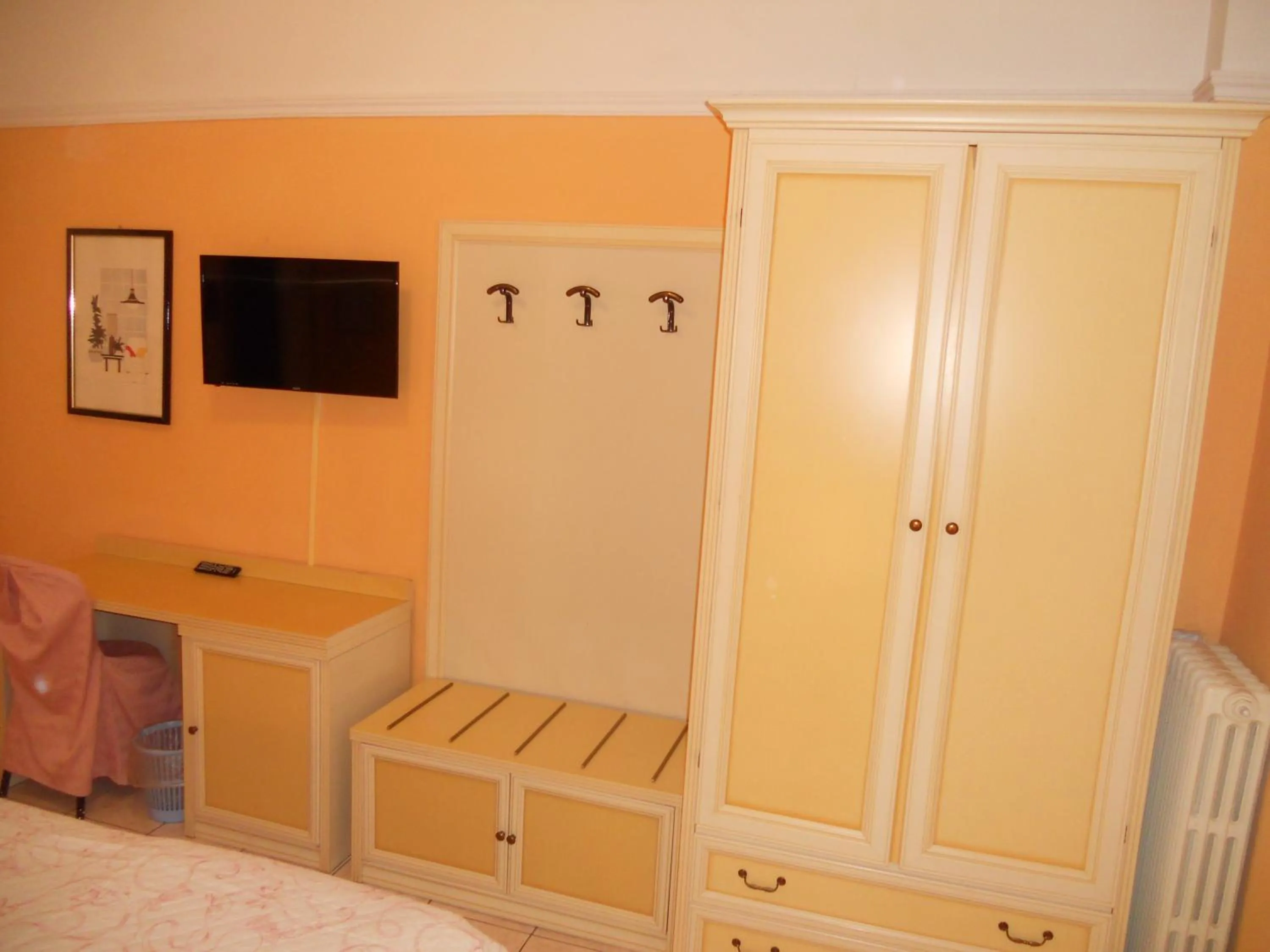 TV and multimedia, Bed in Hotel Salus