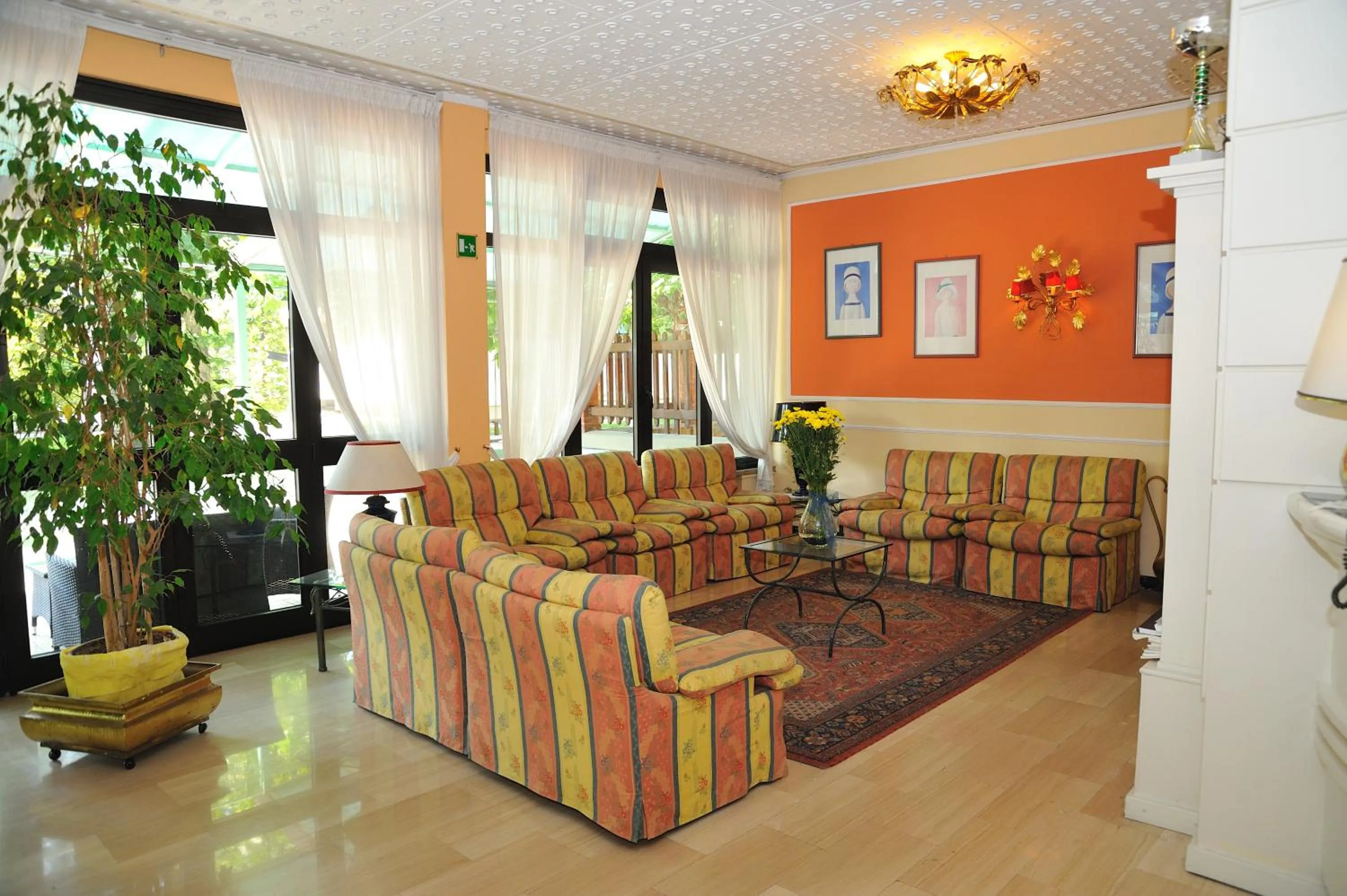 Communal lounge/ TV room in Hotel Salus