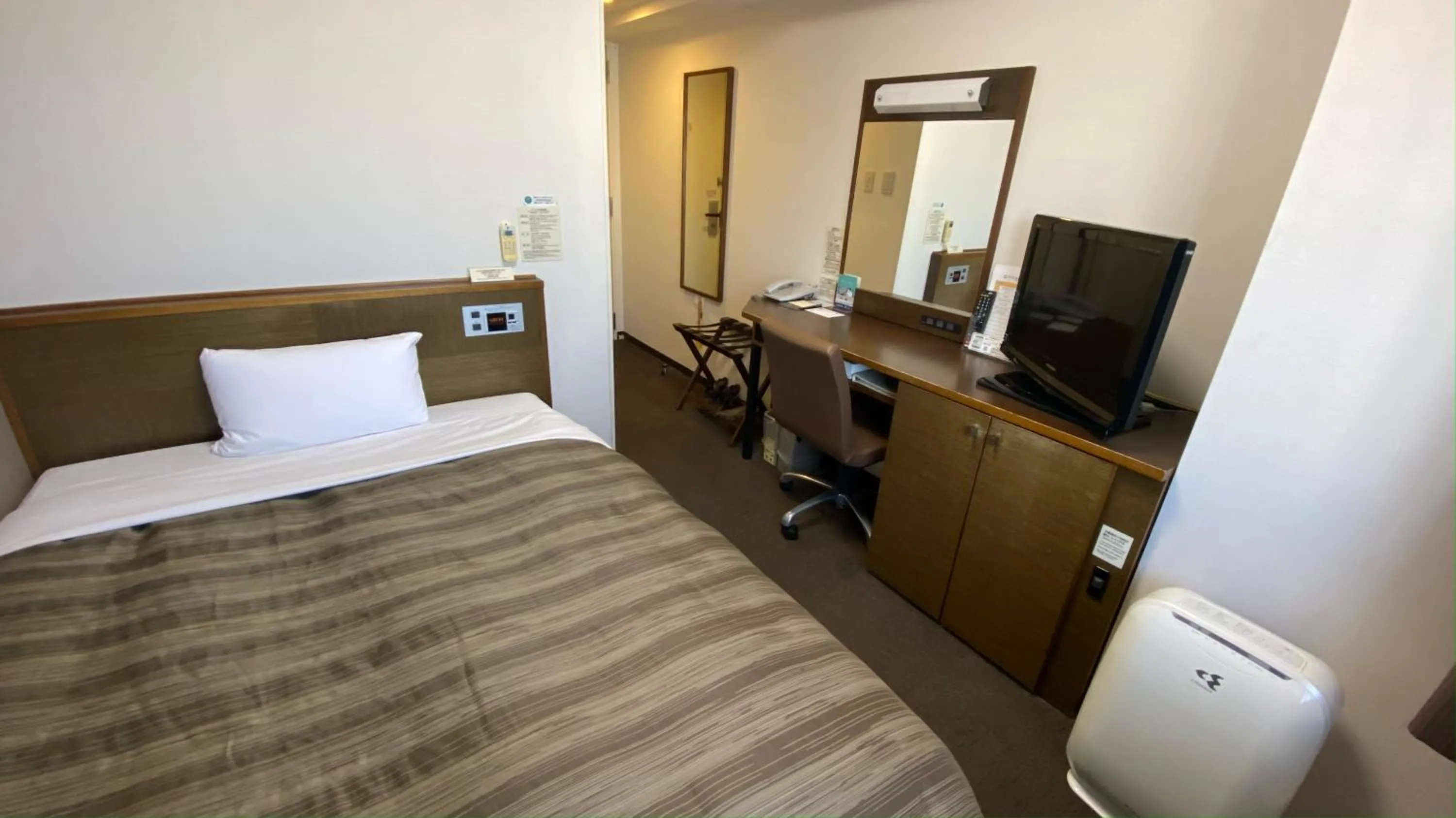 Bed in Hotel Route-Inn Nagoya Imaike Ekimae