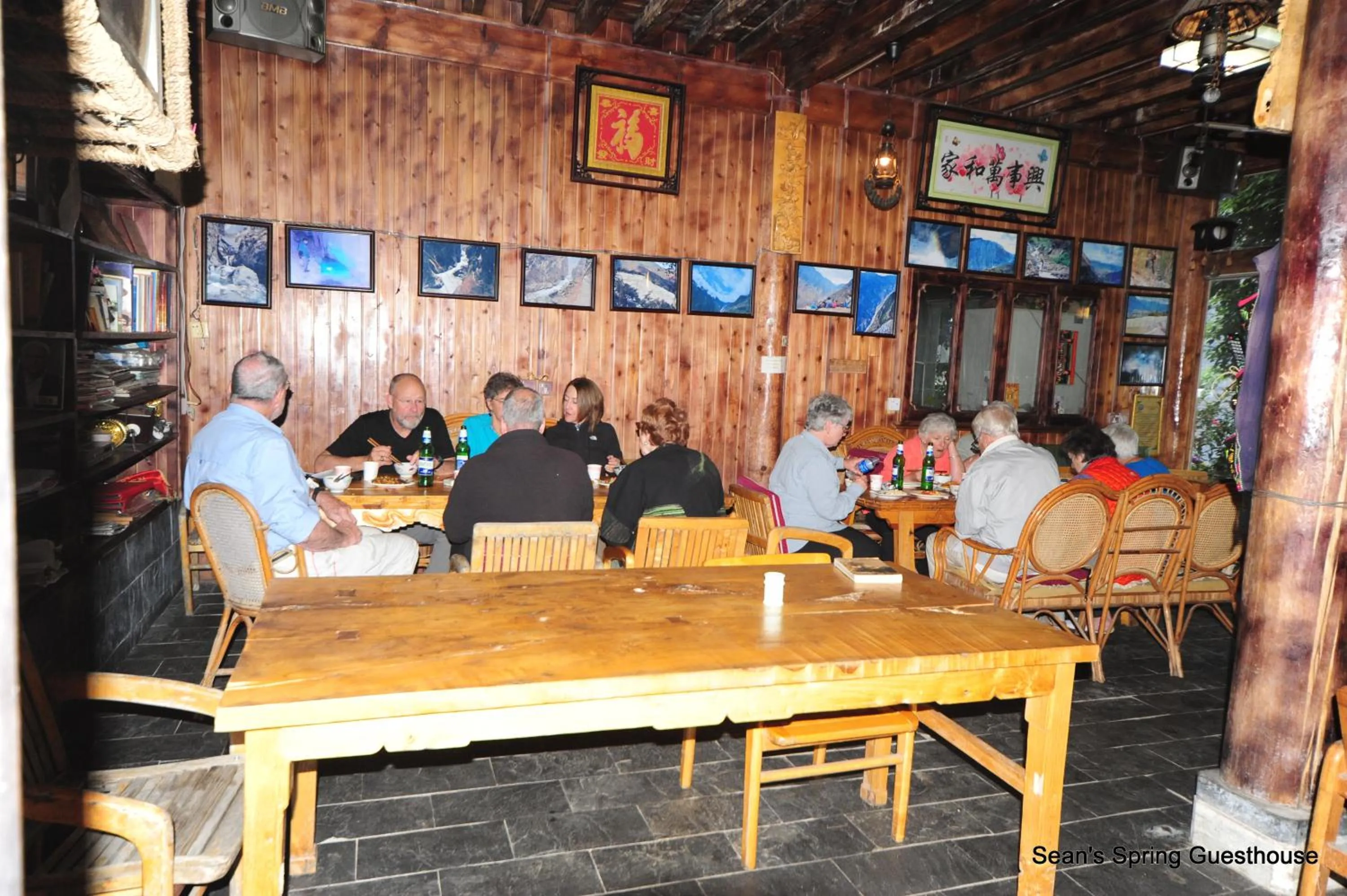 Communal lounge/ TV room in Tiger Leaping Gorge Sean’s Spring Guesthouse