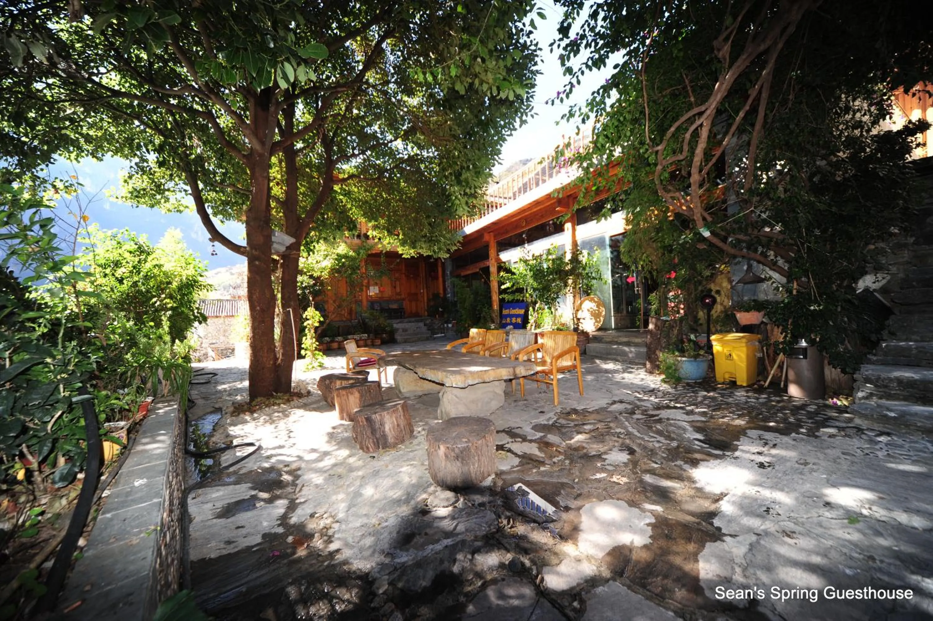 Property building in Tiger Leaping Gorge Sean’s Spring Guesthouse