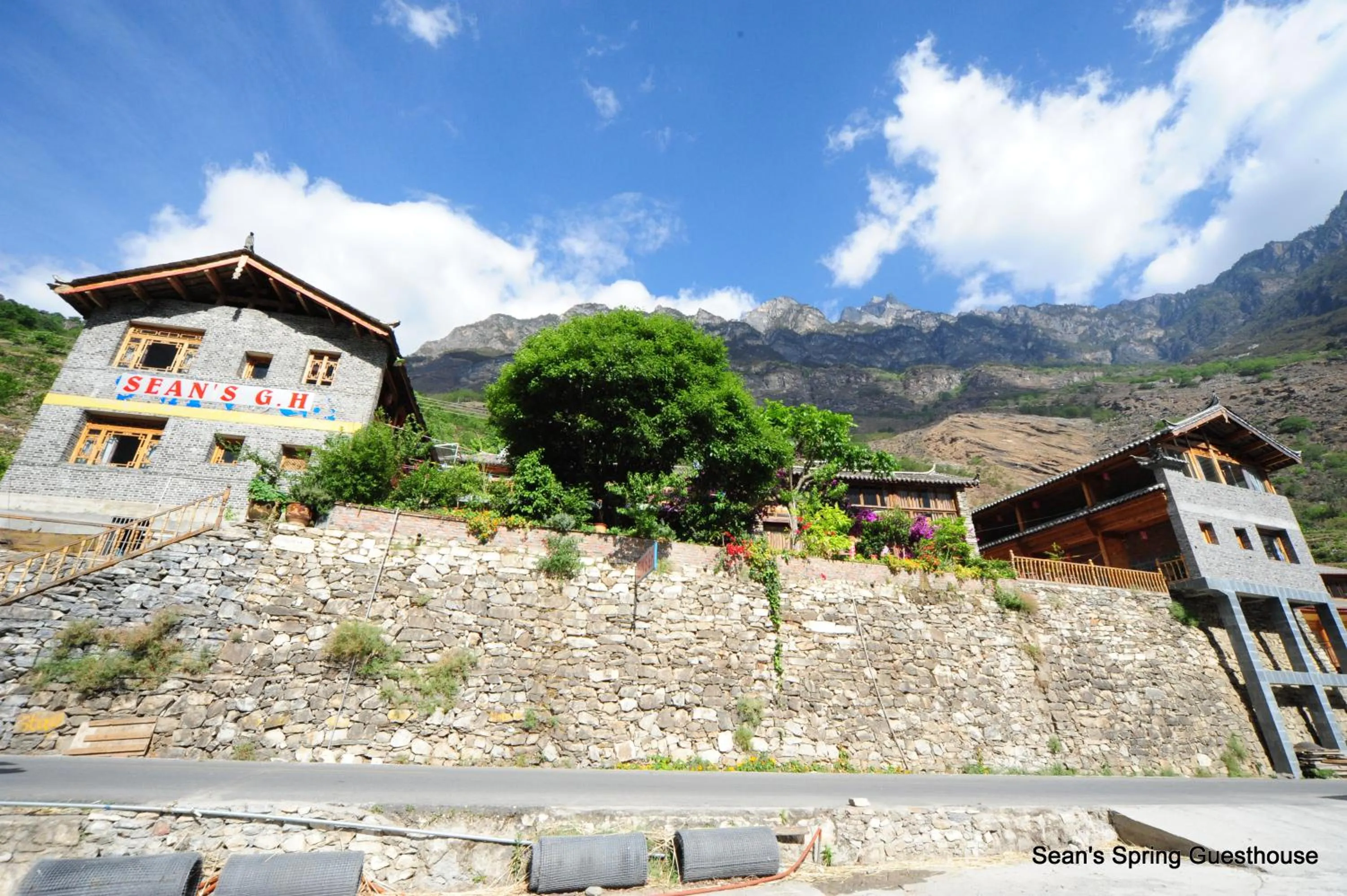 Facade/entrance in Tiger Leaping Gorge Sean’s Spring Guesthouse