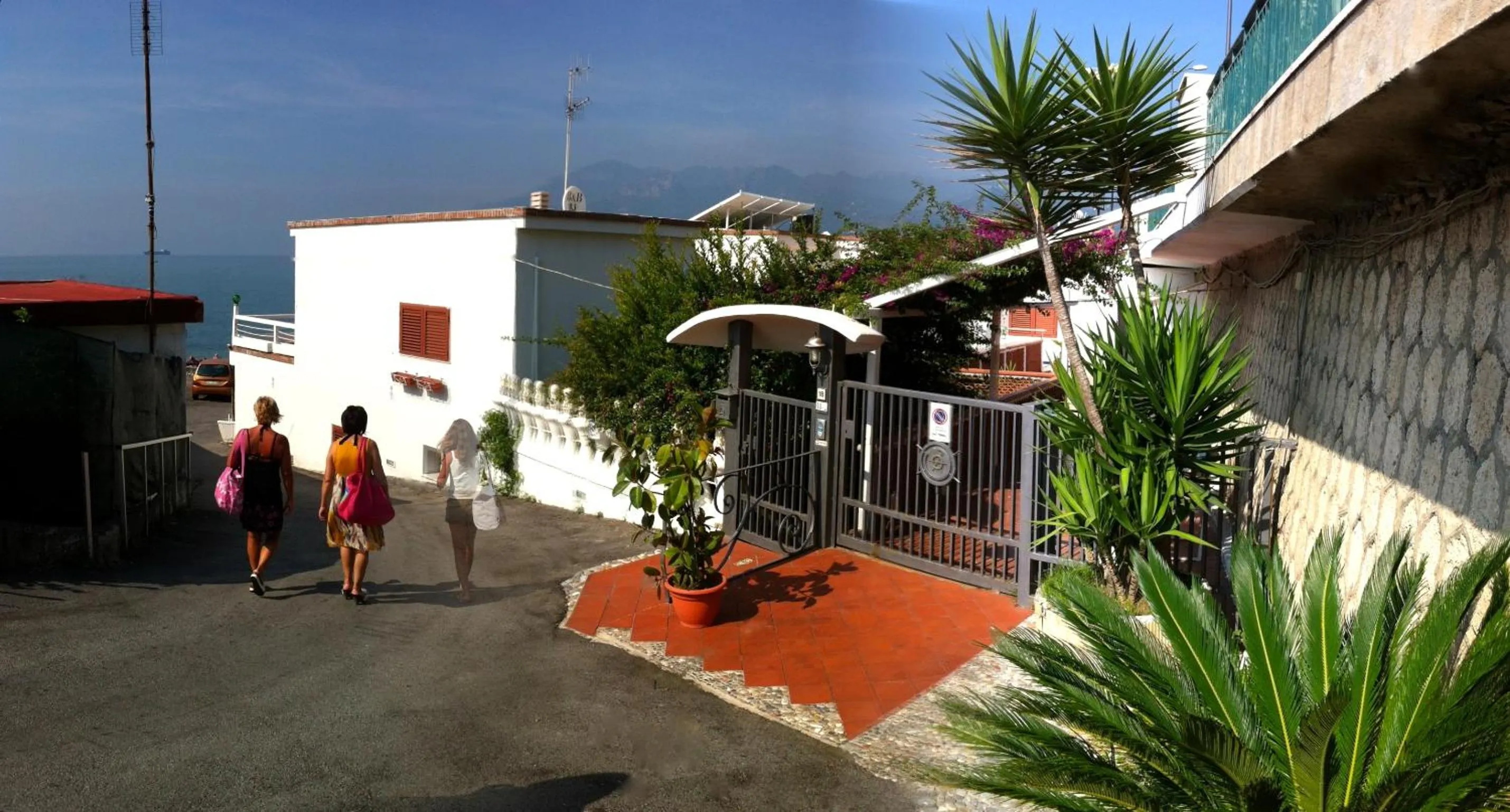 Facade/entrance in 14 Leoni