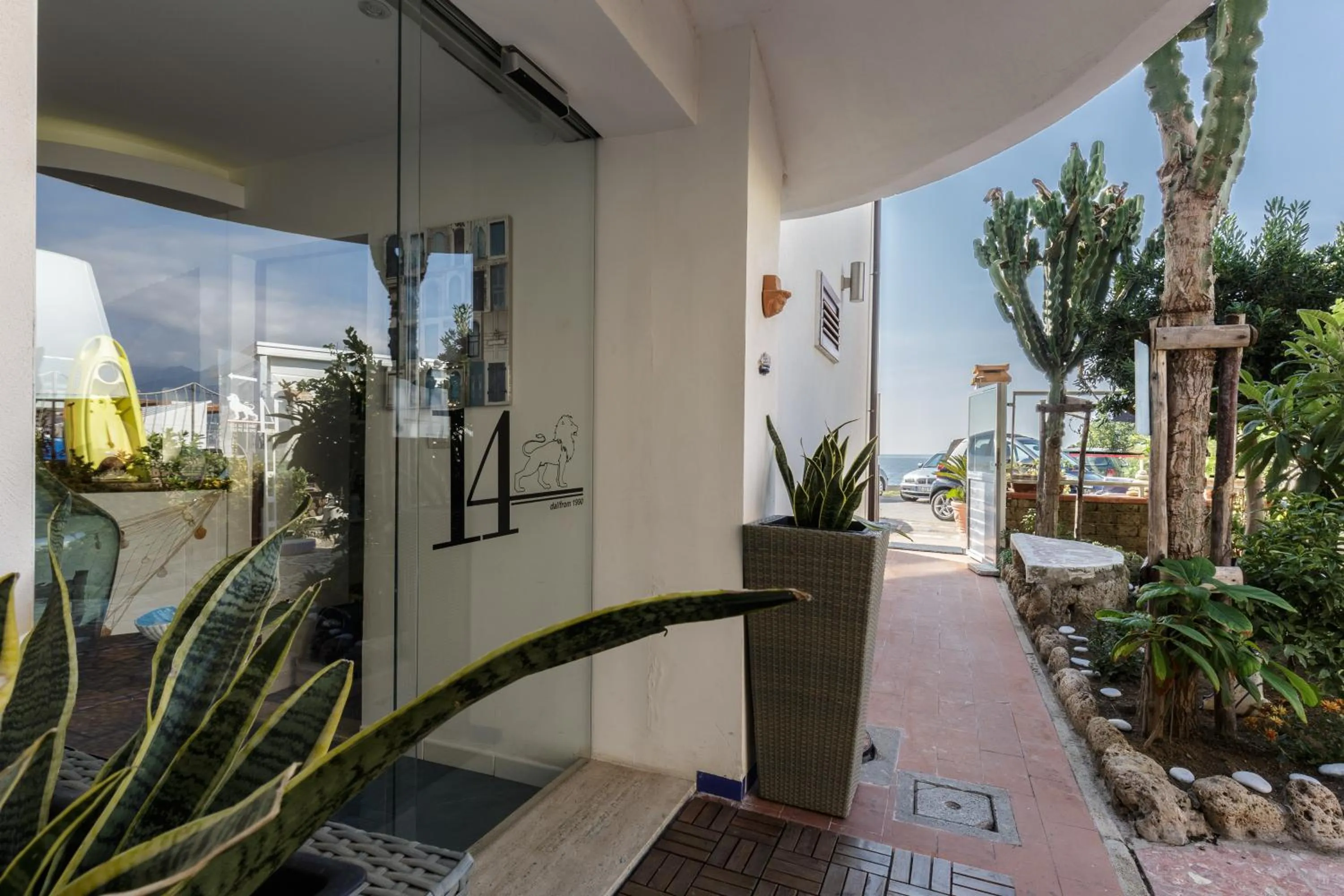 Property building in 14 Leoni