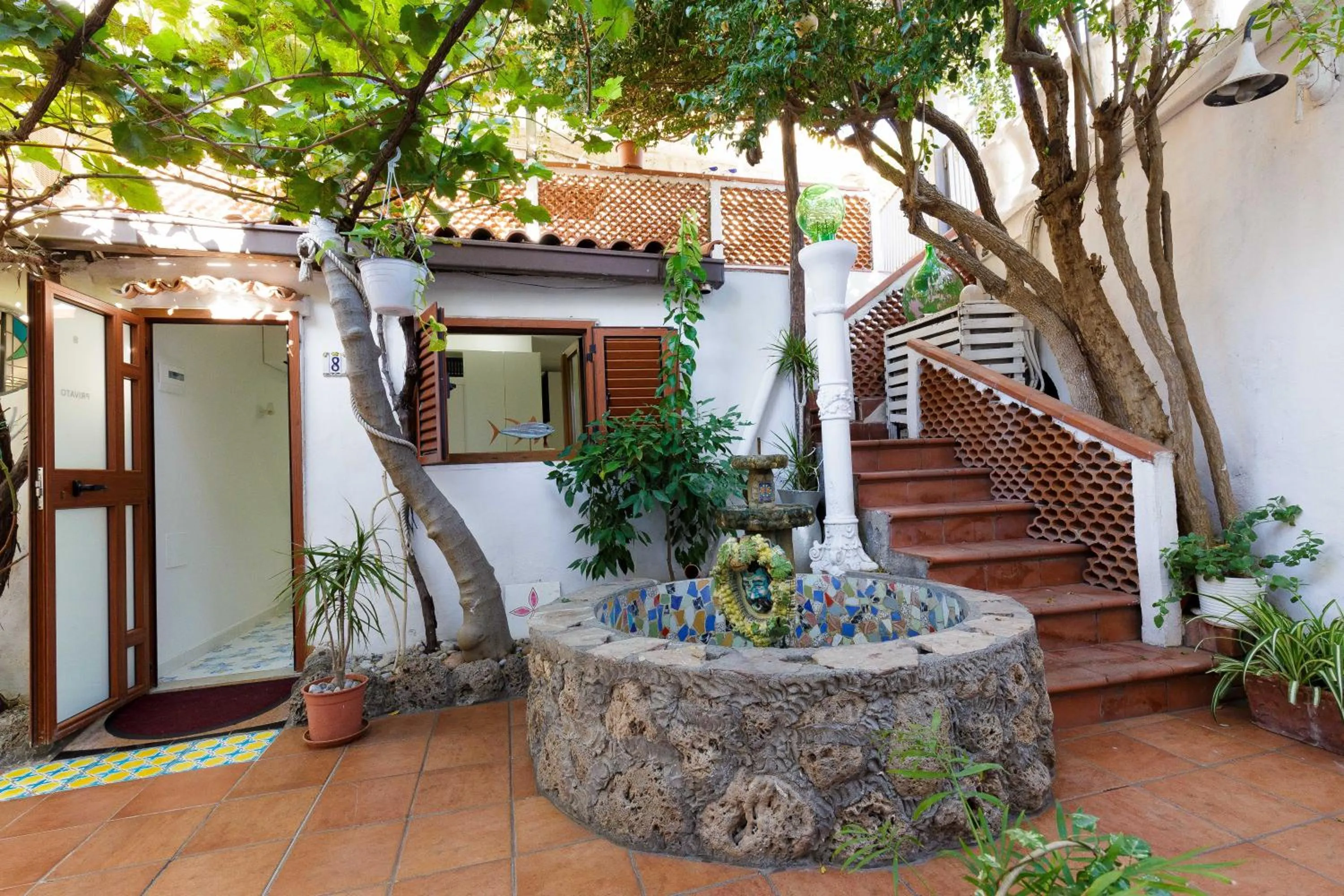 Property building in 14 Leoni