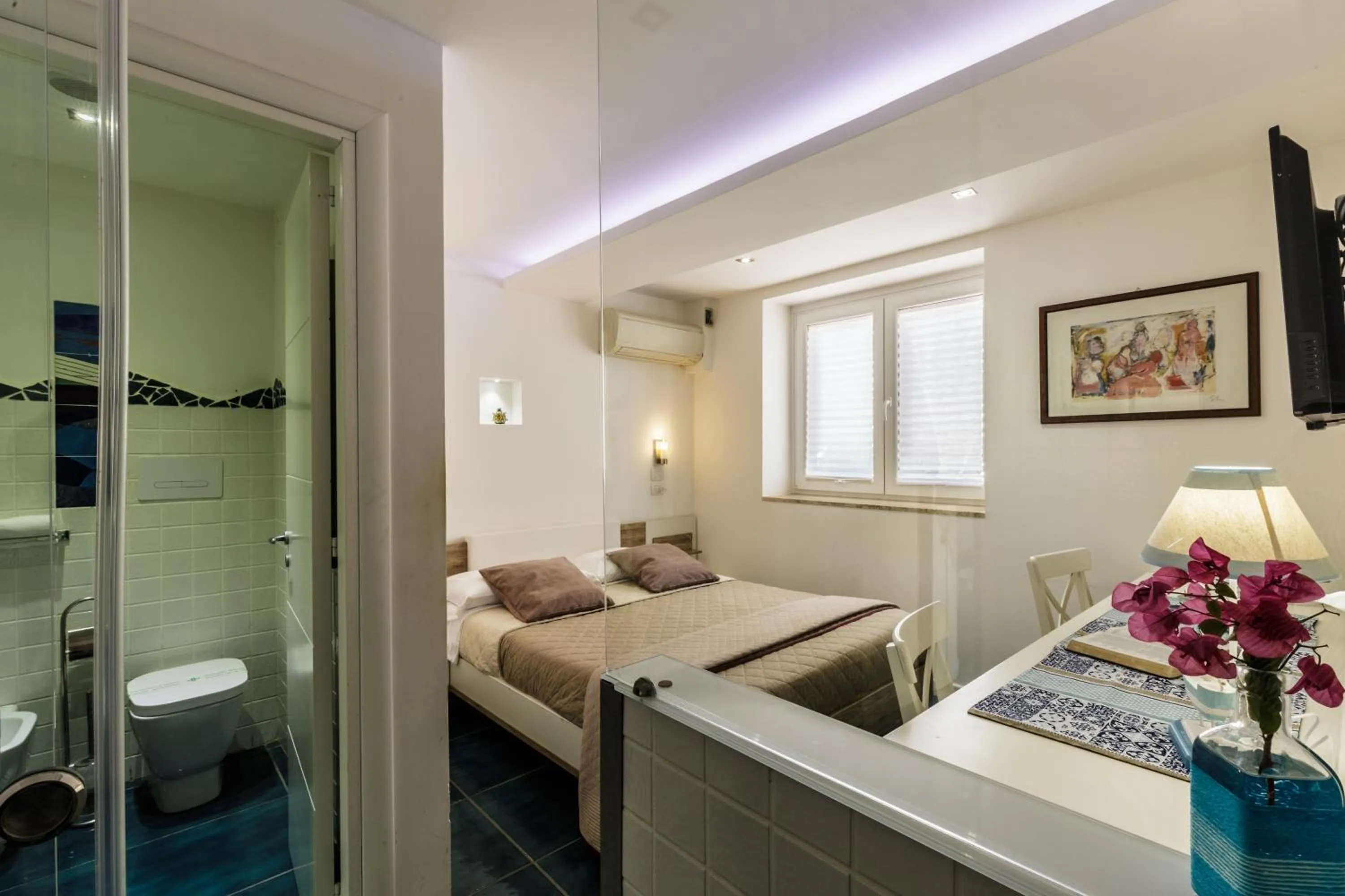 Photo of the whole room in 14 Leoni