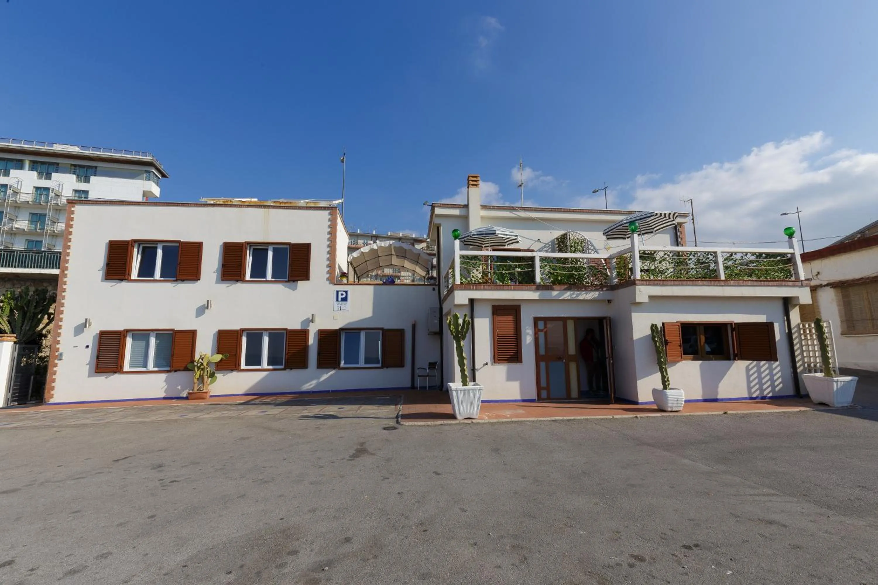 Property building in 14 Leoni