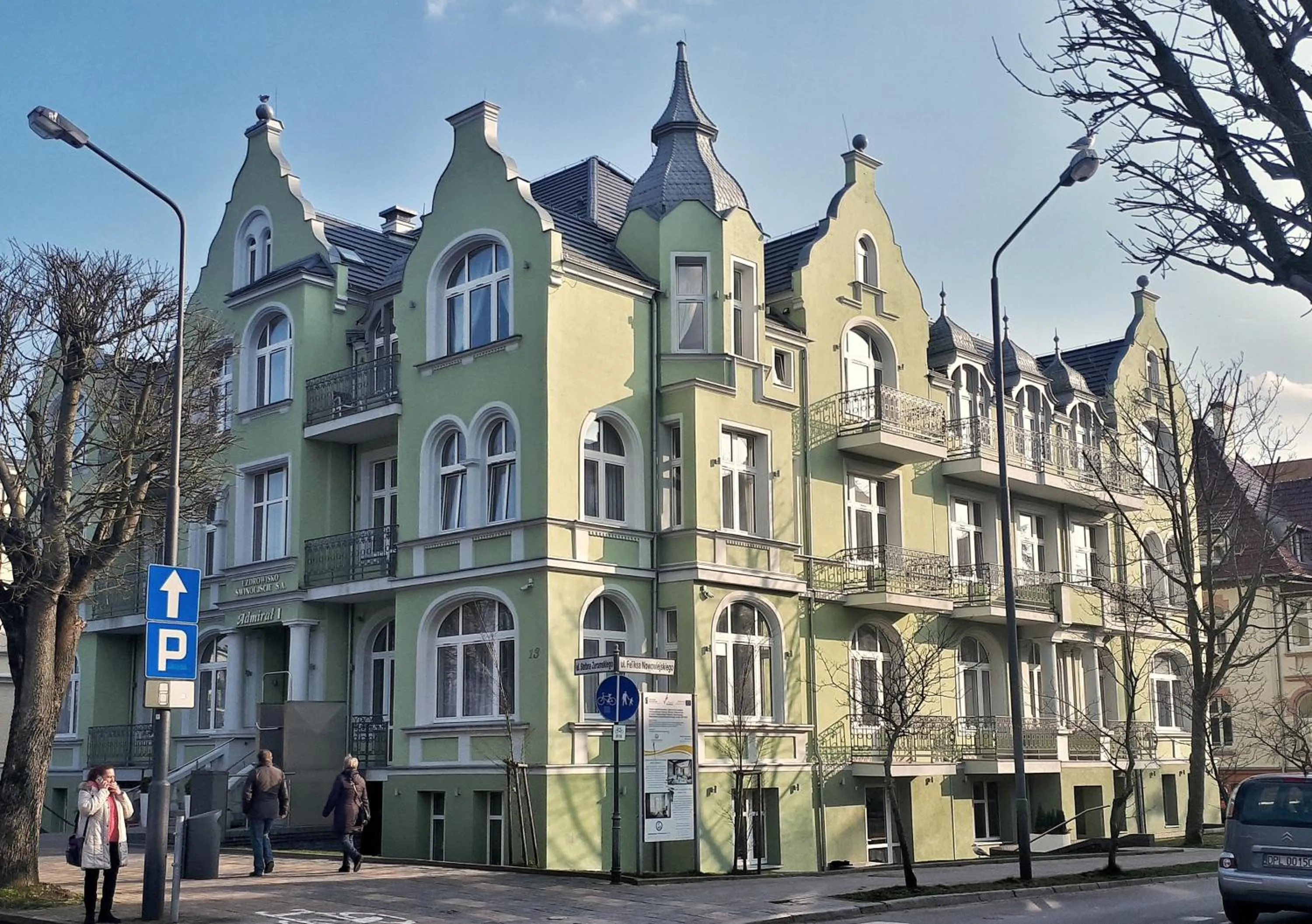 Facade/entrance in Admirał I