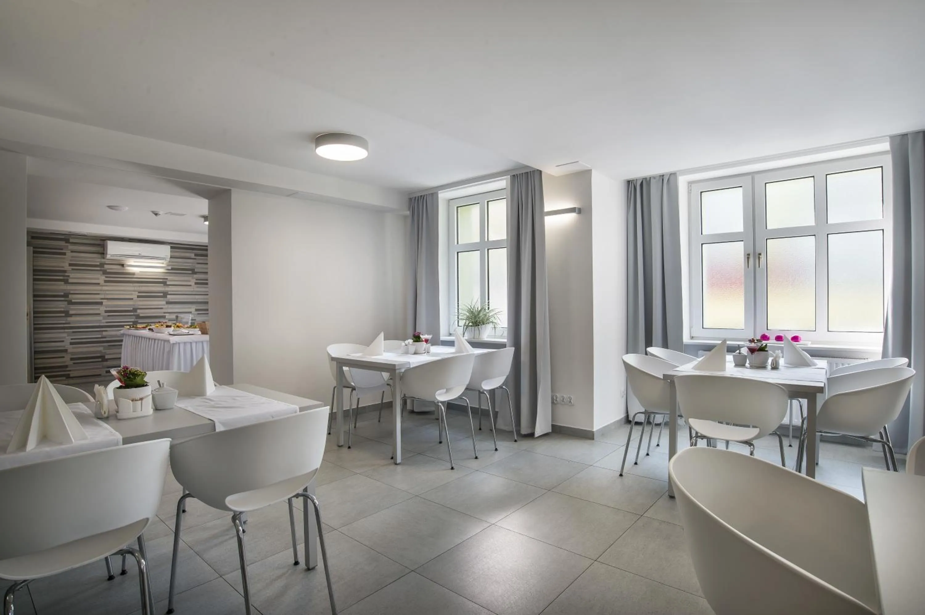 Restaurant/places to eat in Admirał I