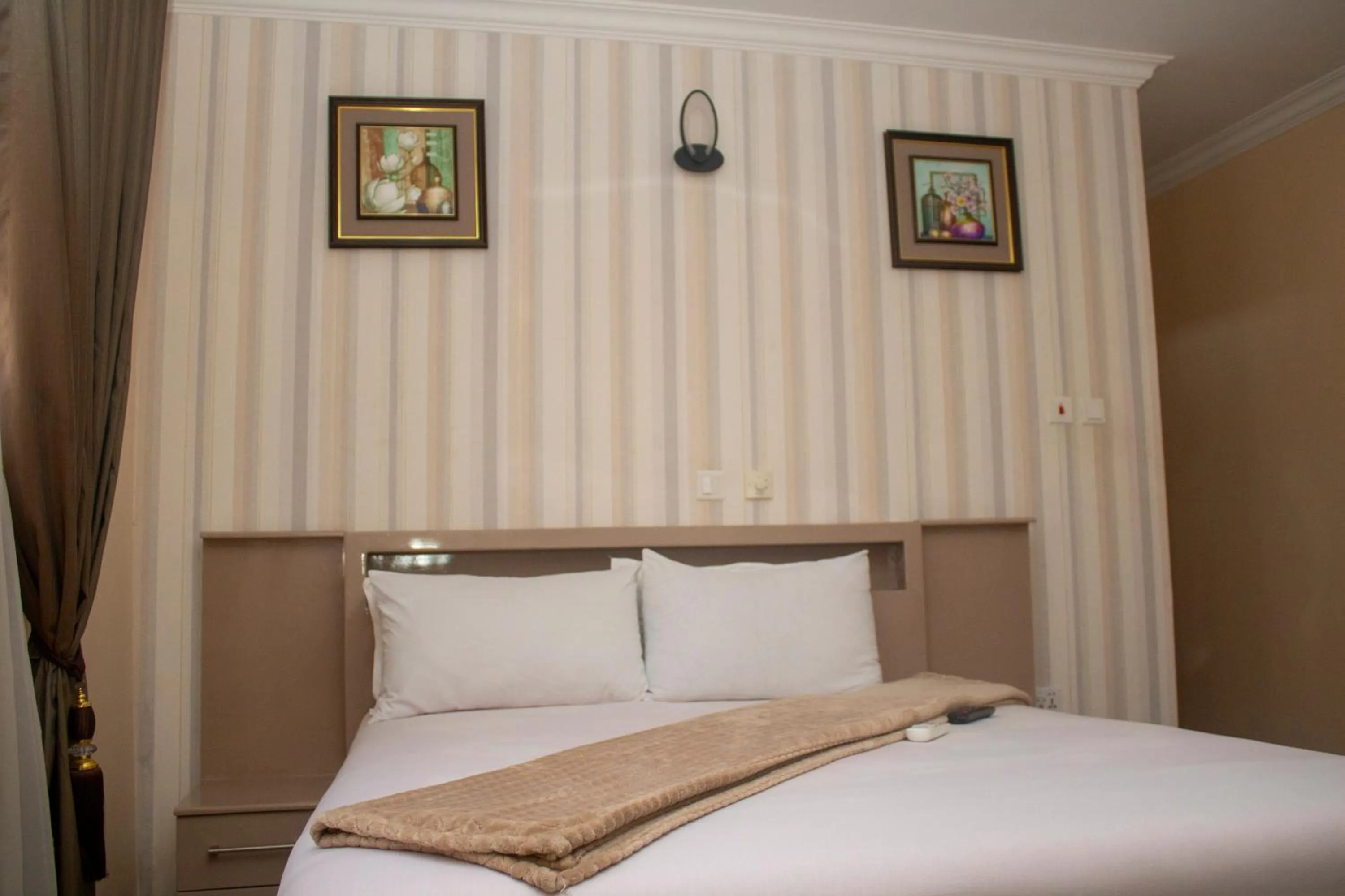 Bed in Exotic Palace Hotel