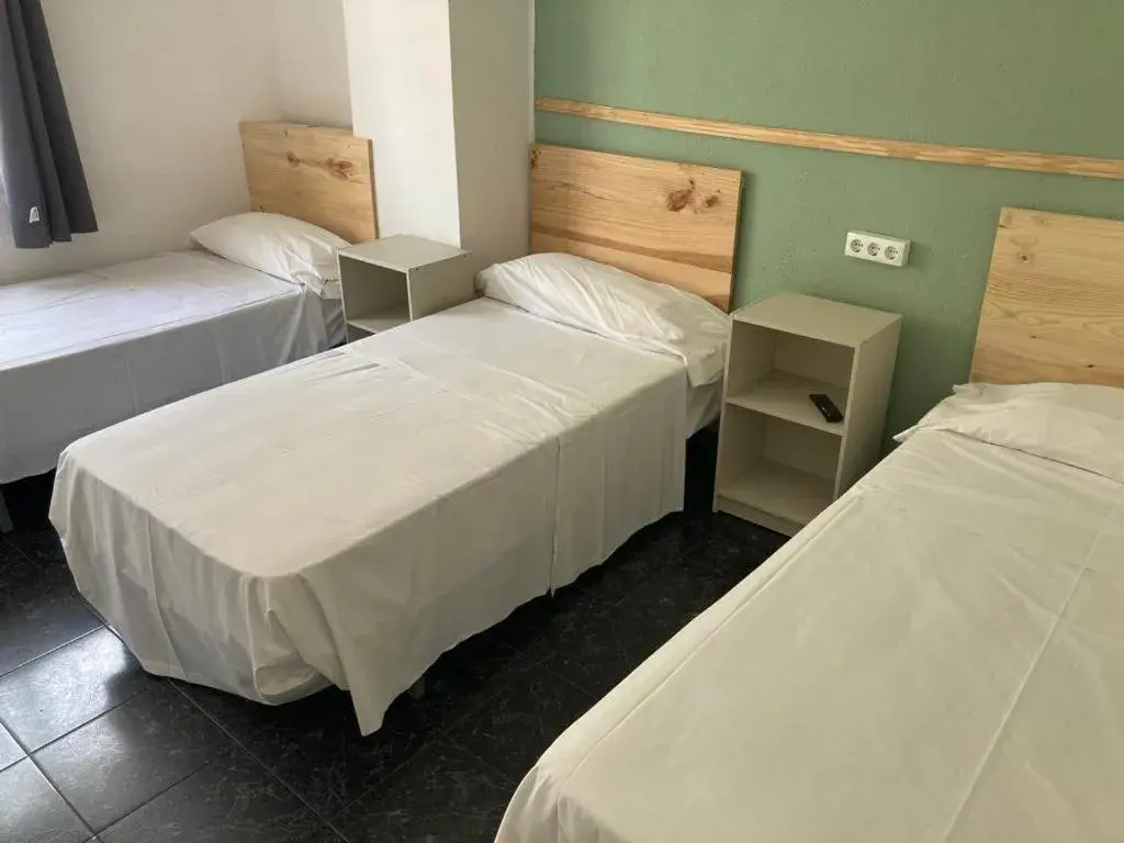 Triple Room in Malvarrosa Beach Rooms Triple Room in Malvarrosa Beach Rooms