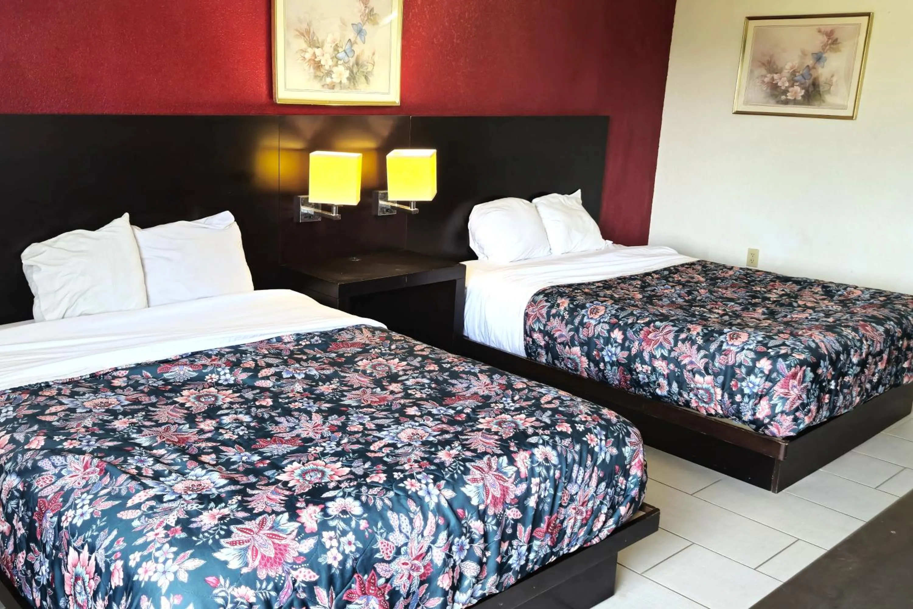 Bedroom, Bed in River Valley Inn and Suites