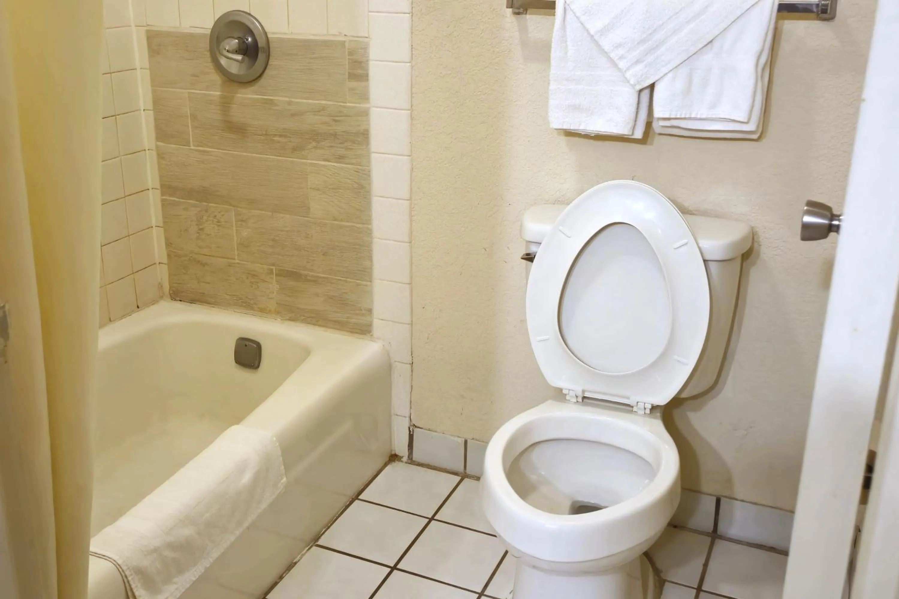 Bathroom in River Valley Inn and Suites