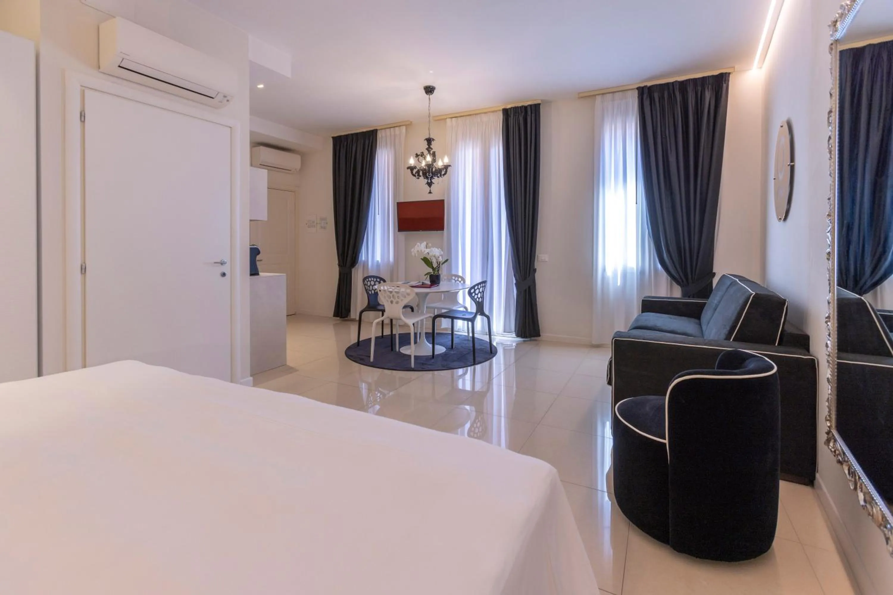 Photo of the whole room, Bed in Opera Relais De Charme - Aparthotel