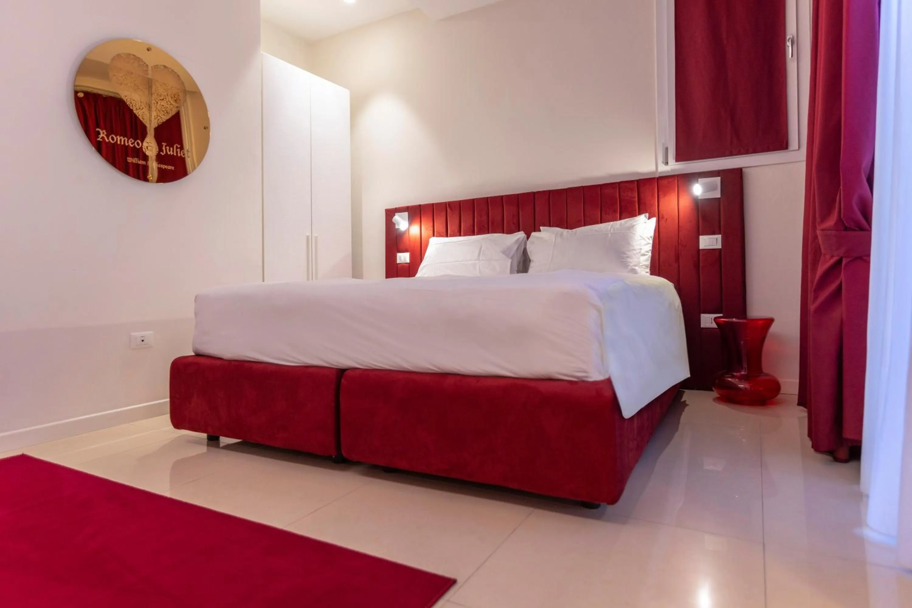 Bedroom, Bed in Opera Relais De Charme - Aparthotel