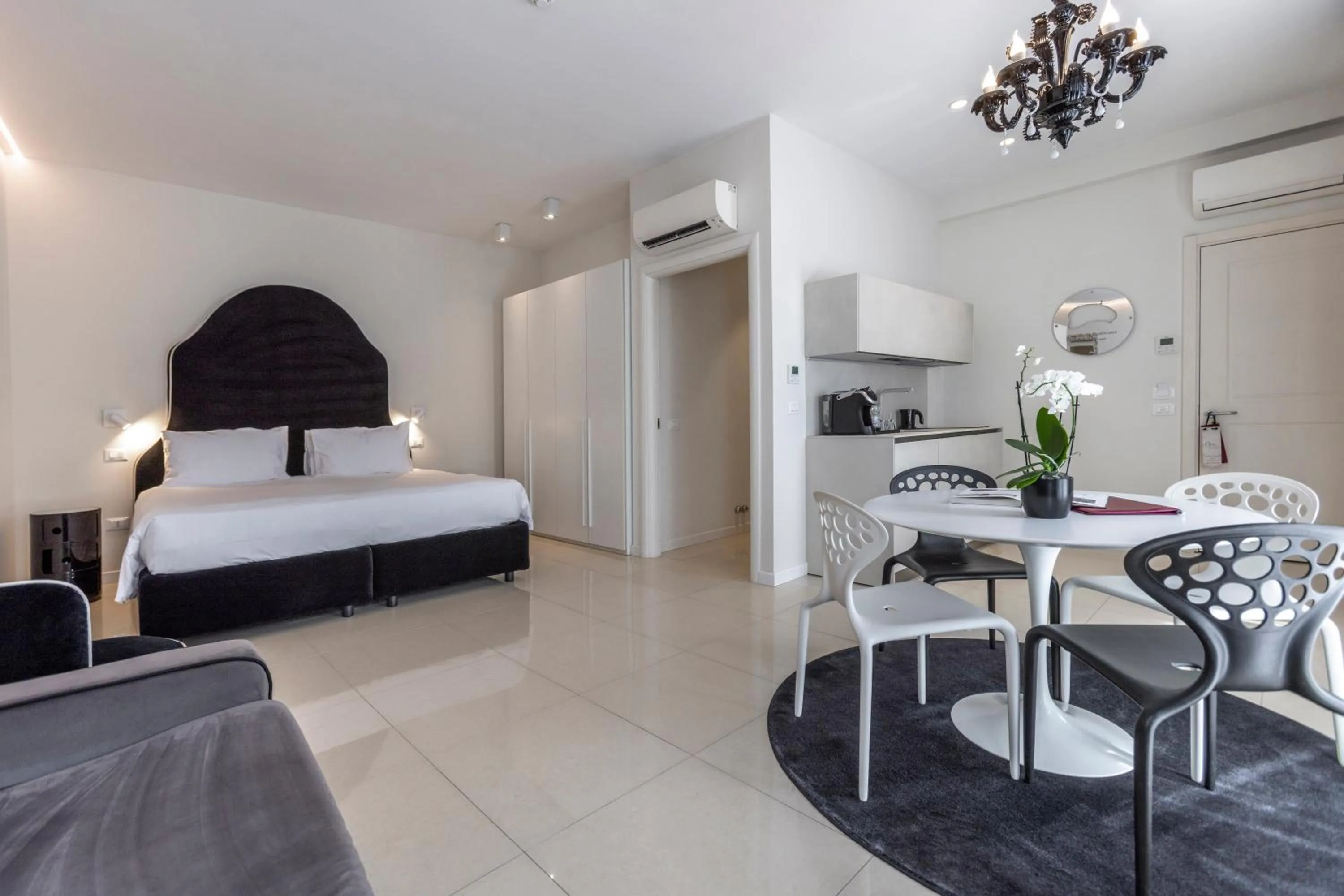 Photo of the whole room, Bed in Opera Relais De Charme - Aparthotel