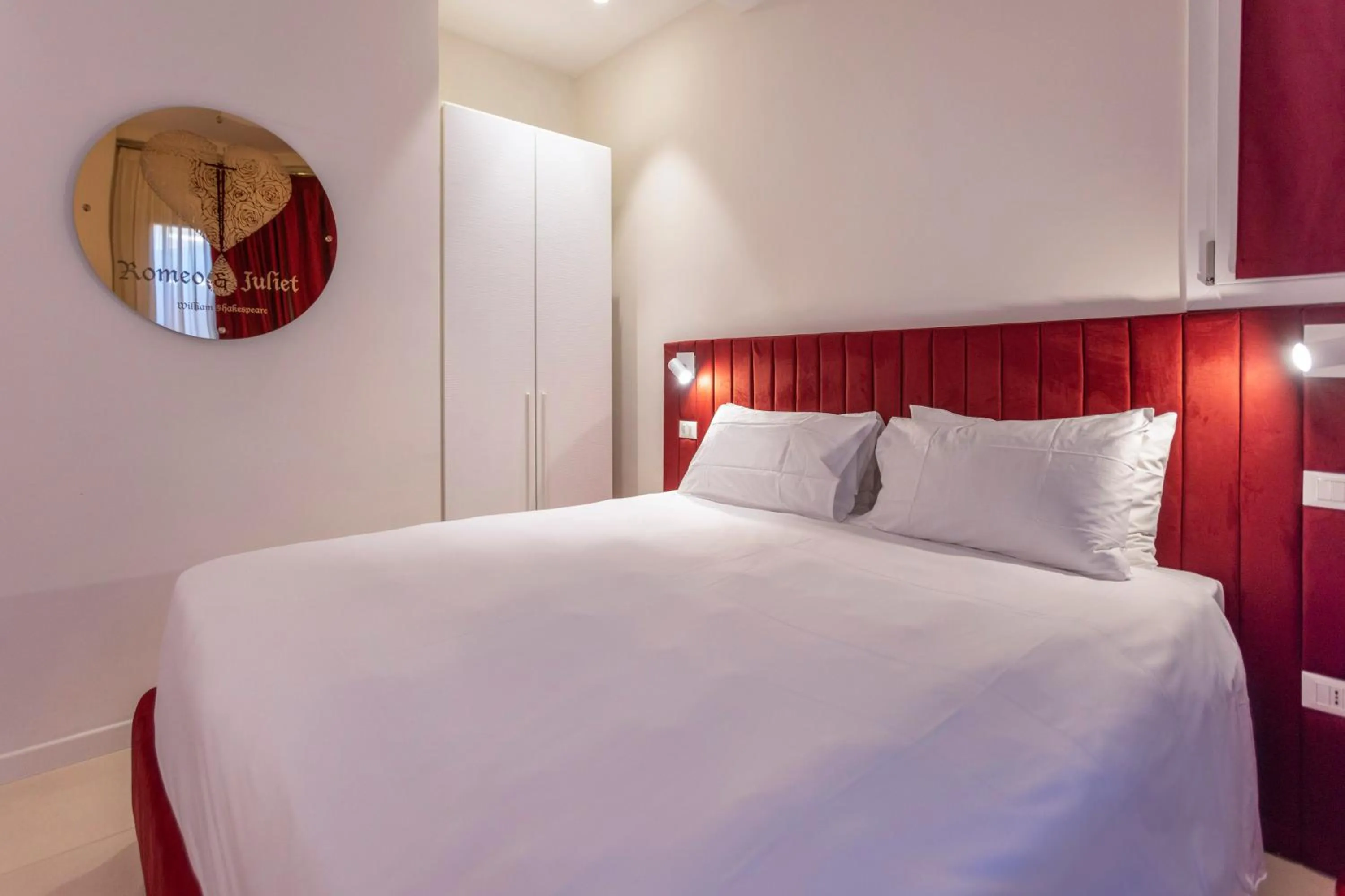 Bedroom, Bed in Opera Relais De Charme - Aparthotel