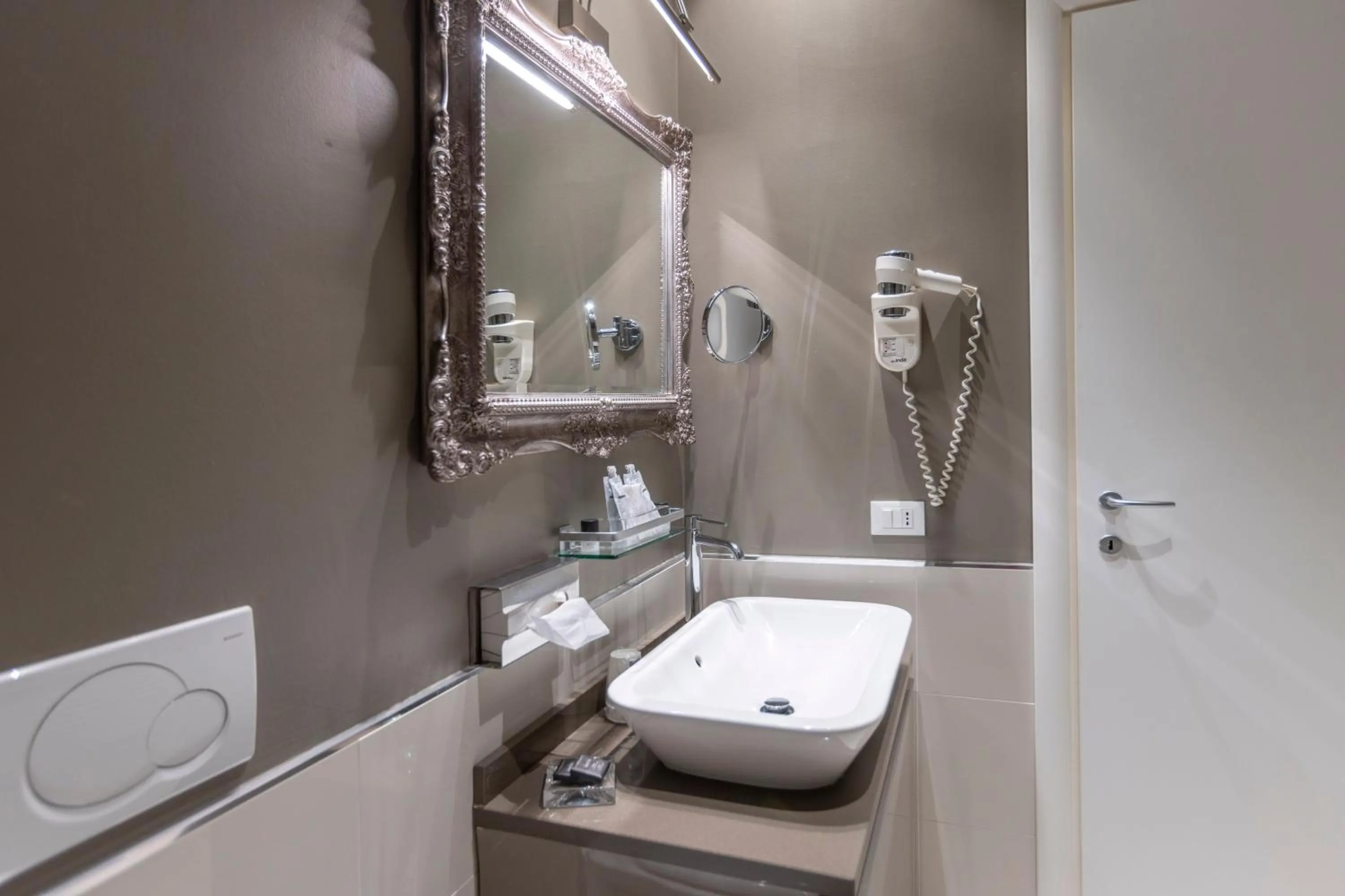 Bathroom in Opera Relais De Charme - Aparthotel