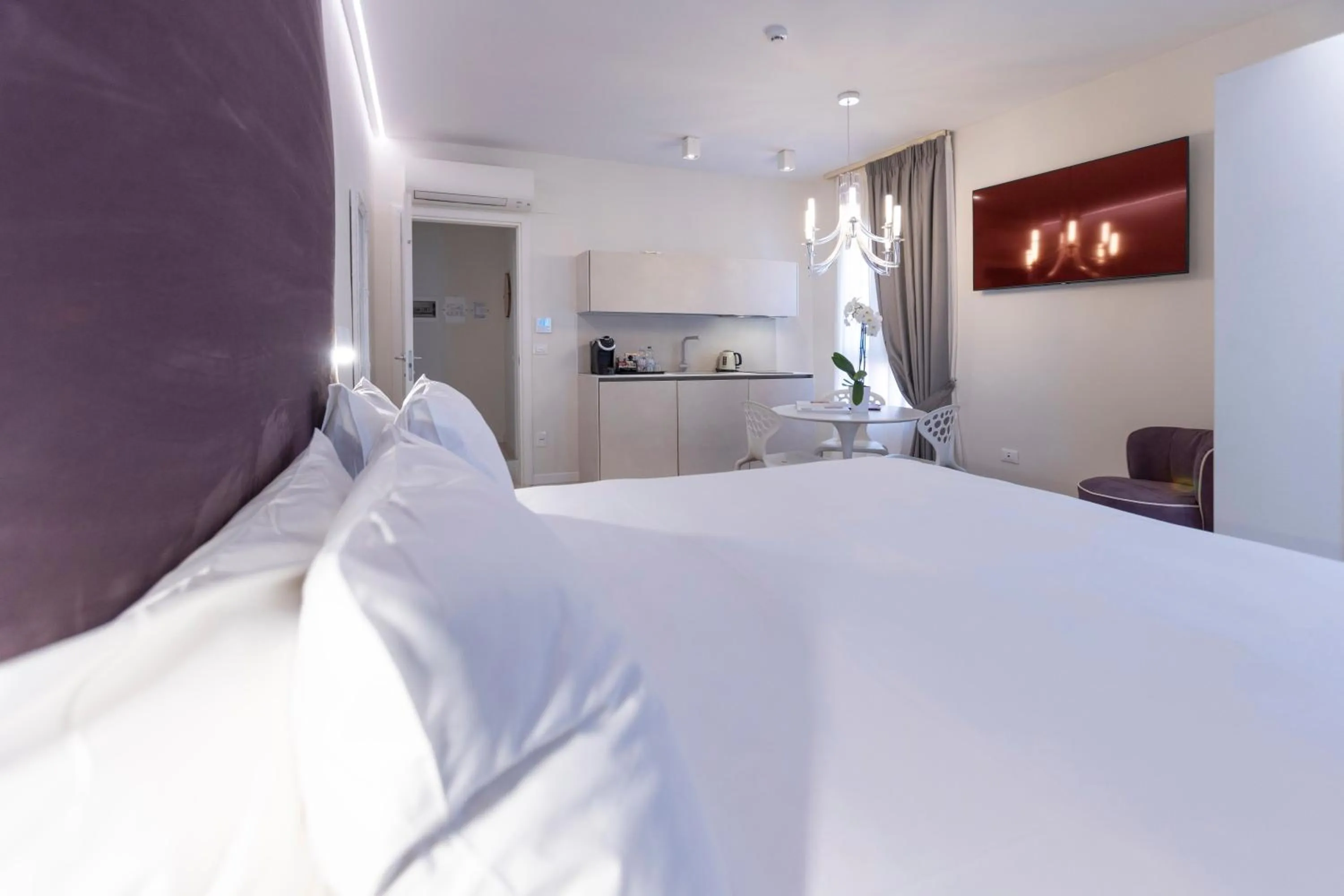 Photo of the whole room, Bed in Opera Relais De Charme - Aparthotel