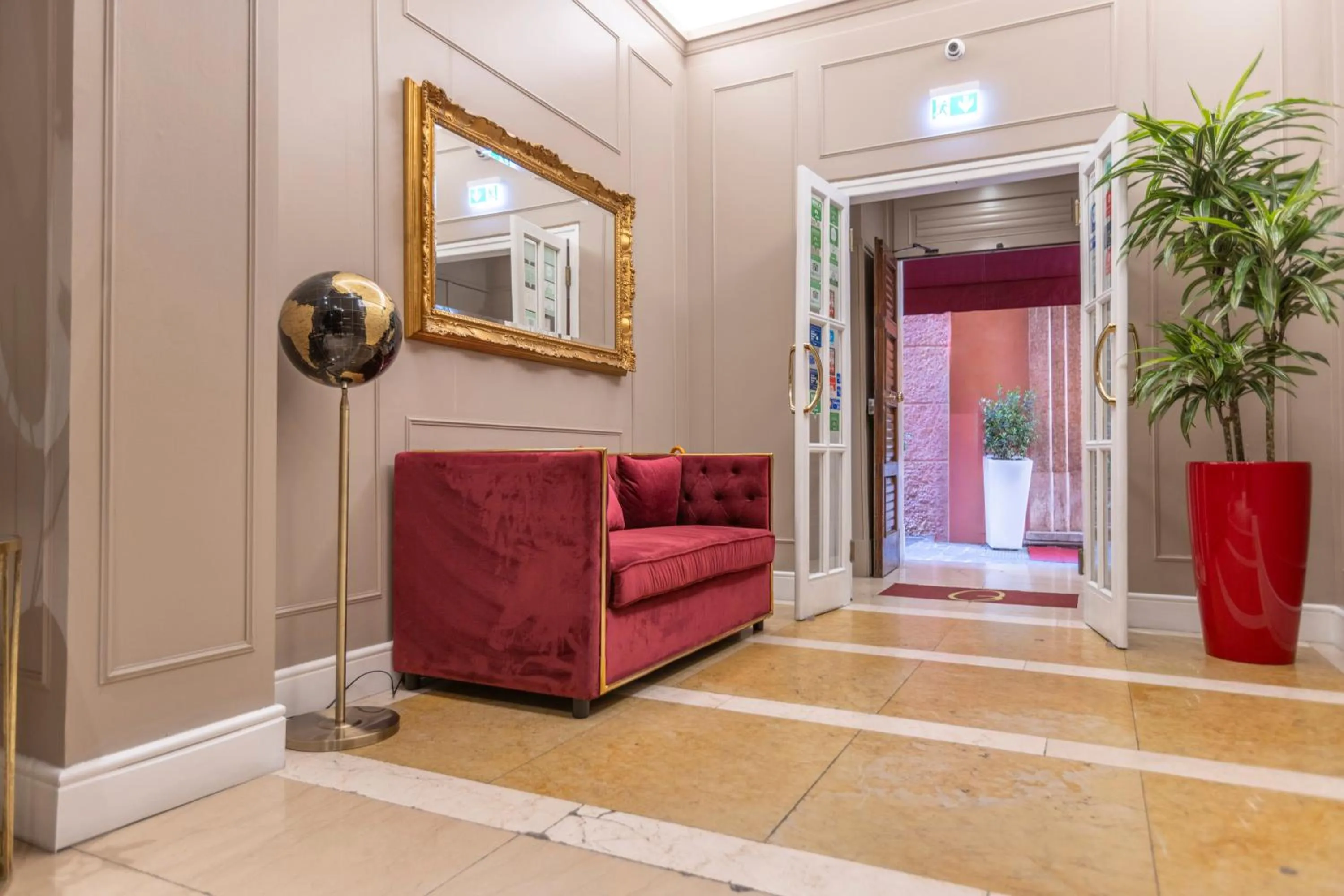 Facade/entrance in Opera Relais De Charme - Aparthotel