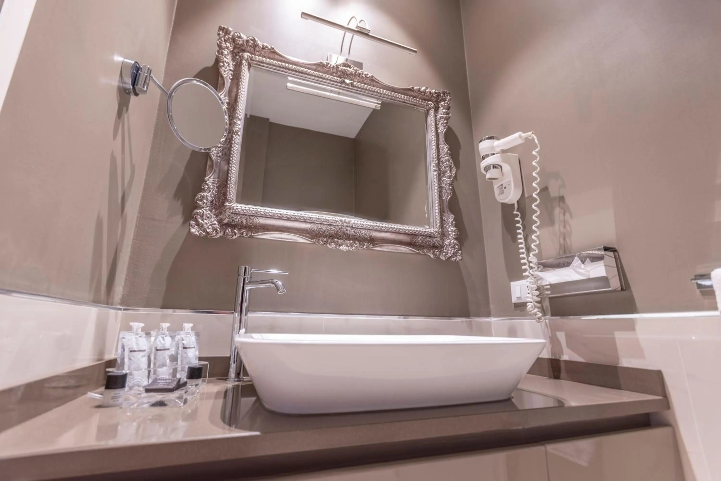 Toilet in Opera Relais De Charme - Aparthotel