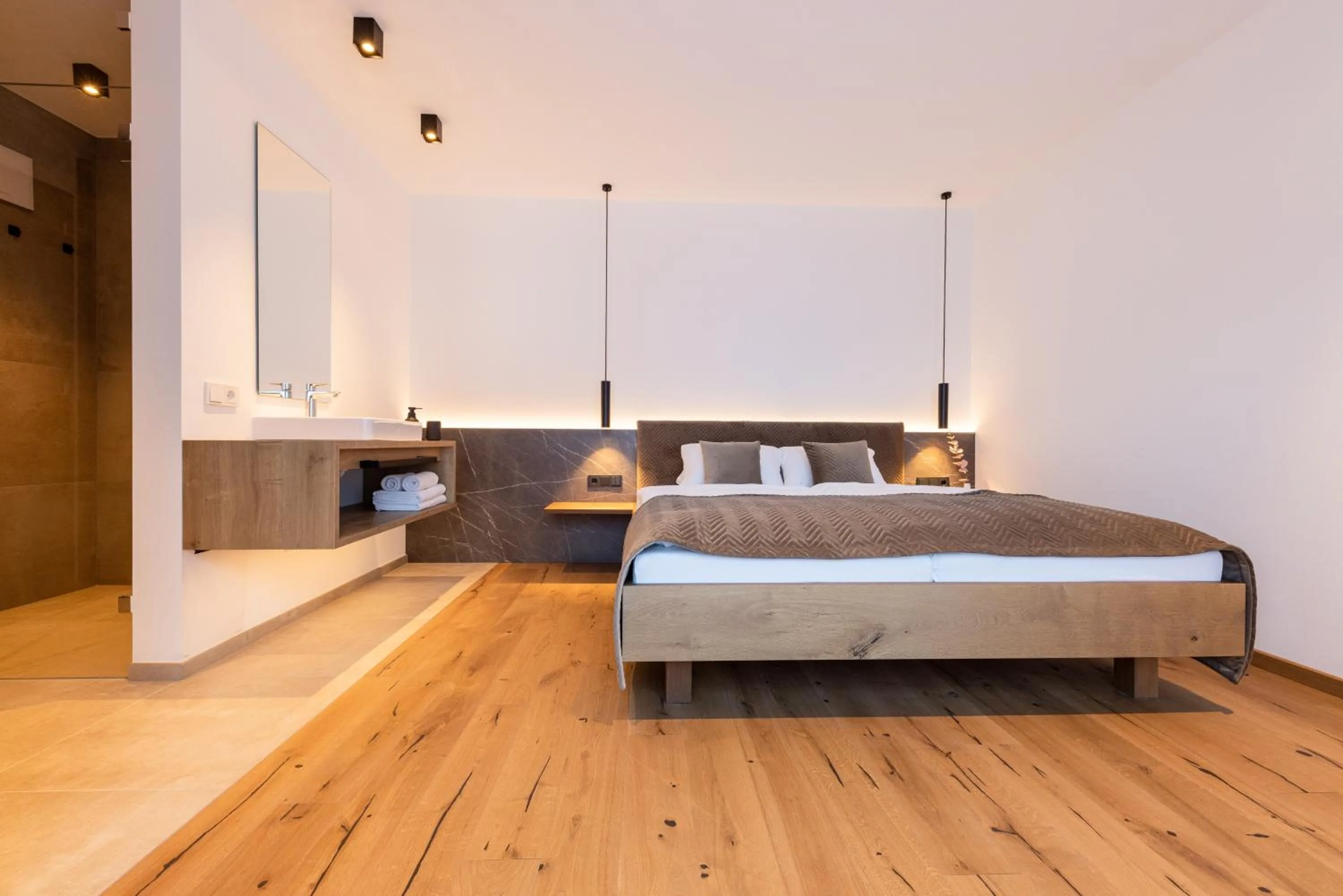 Shower, Bed in Max Mountain Apartments