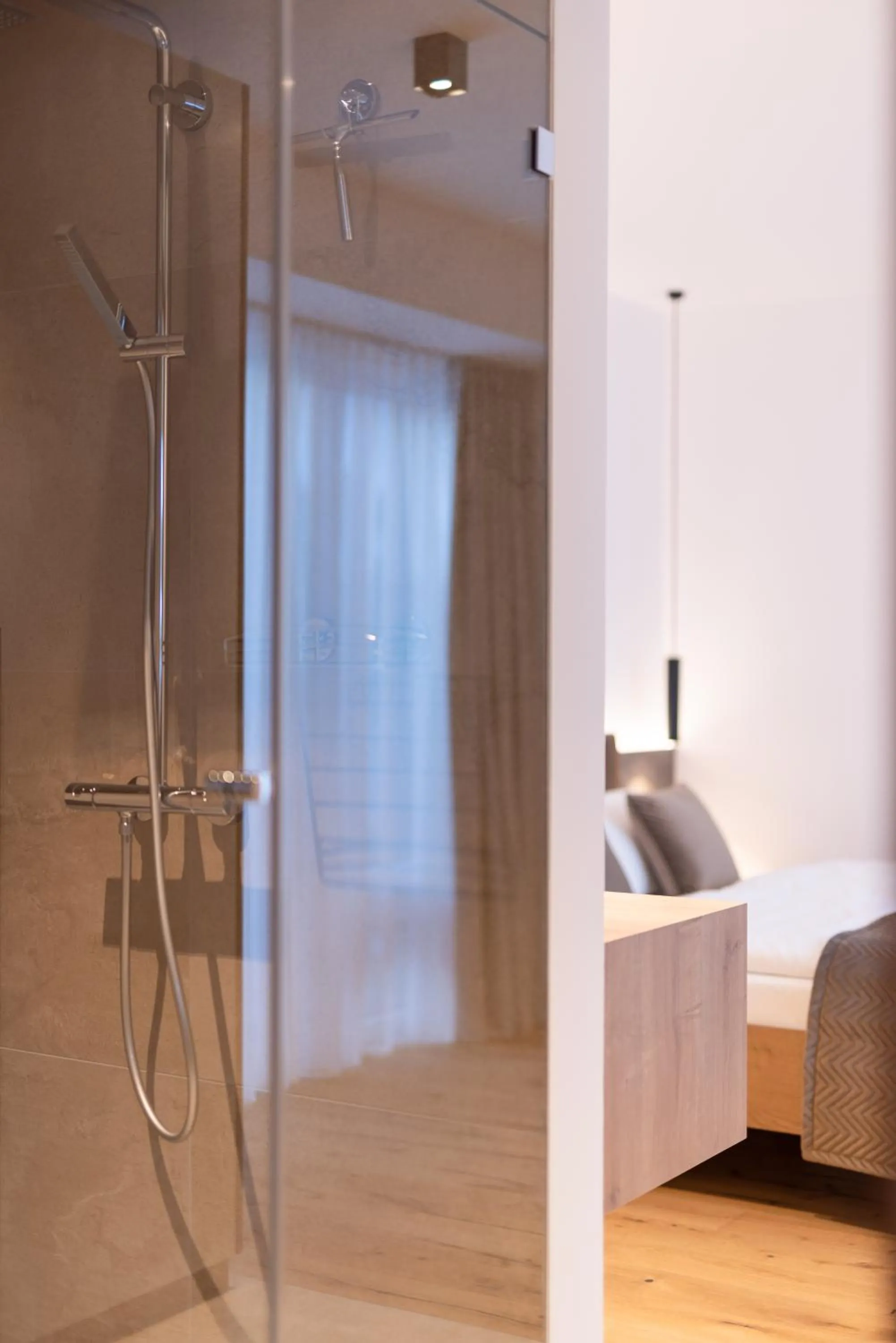 Shower, Bed in Max Mountain Apartments