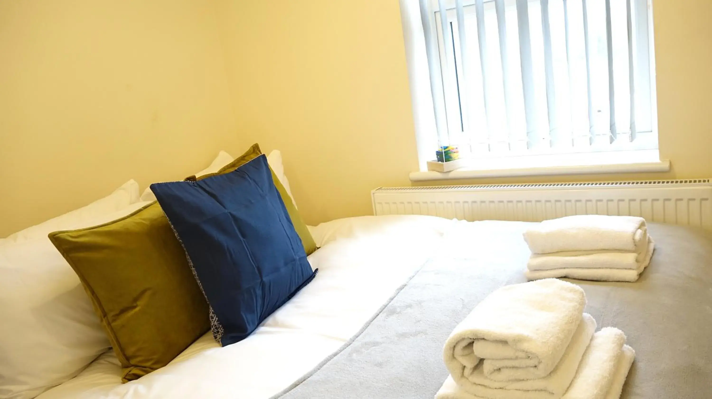 Double Room with Private Bathroom in Heathrow Ensuite Rooms- Auto check in Double Room with Private Bathroom in Heathrow Ensuite Rooms- Auto check in