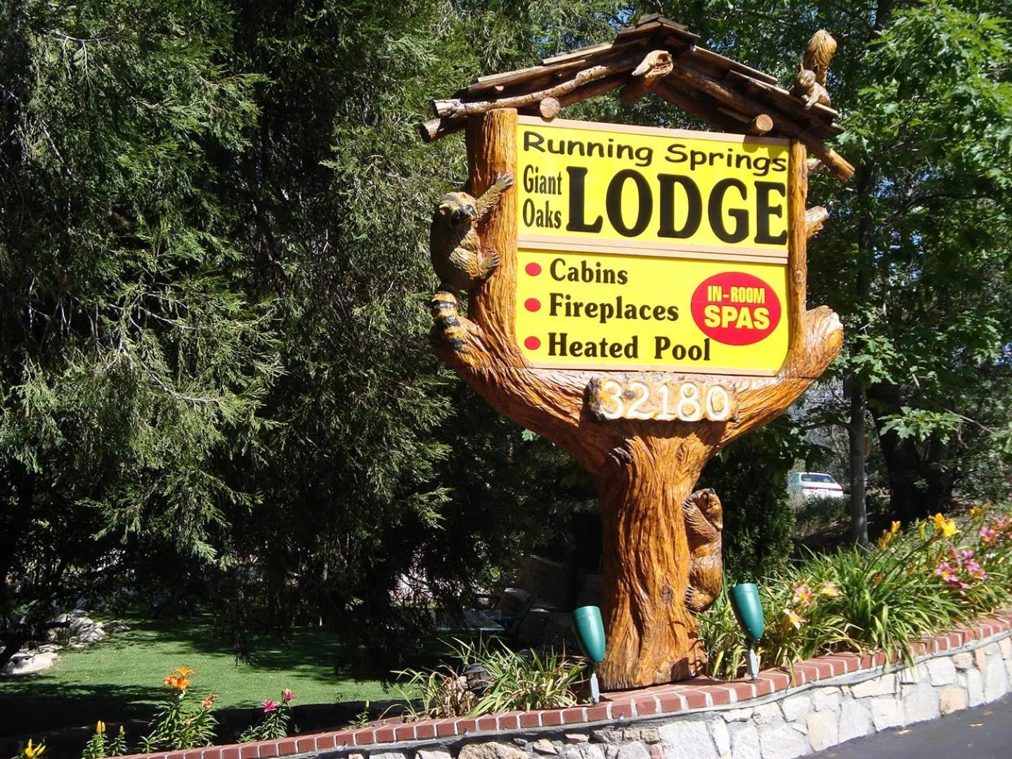 Property logo or sign in Giant Oaks Lodge