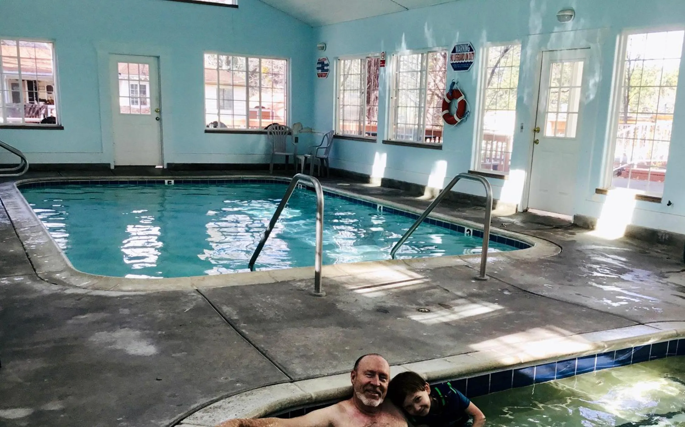 Swimming pool in Giant Oaks Lodge