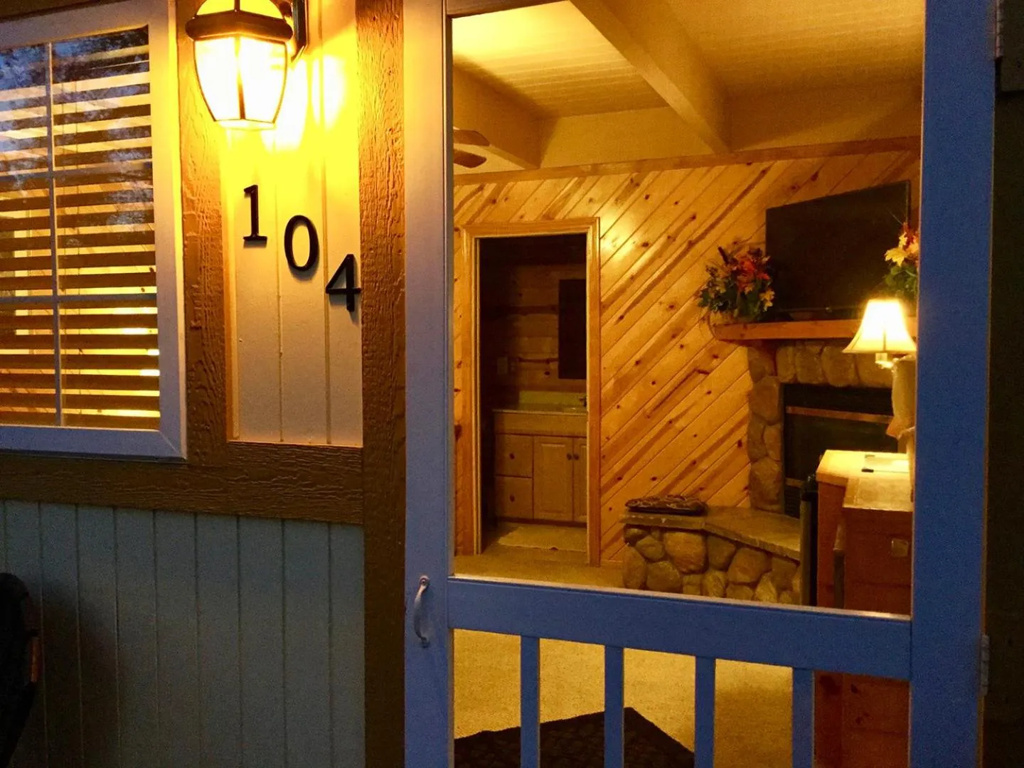 Queen Room in Giant Oaks Lodge