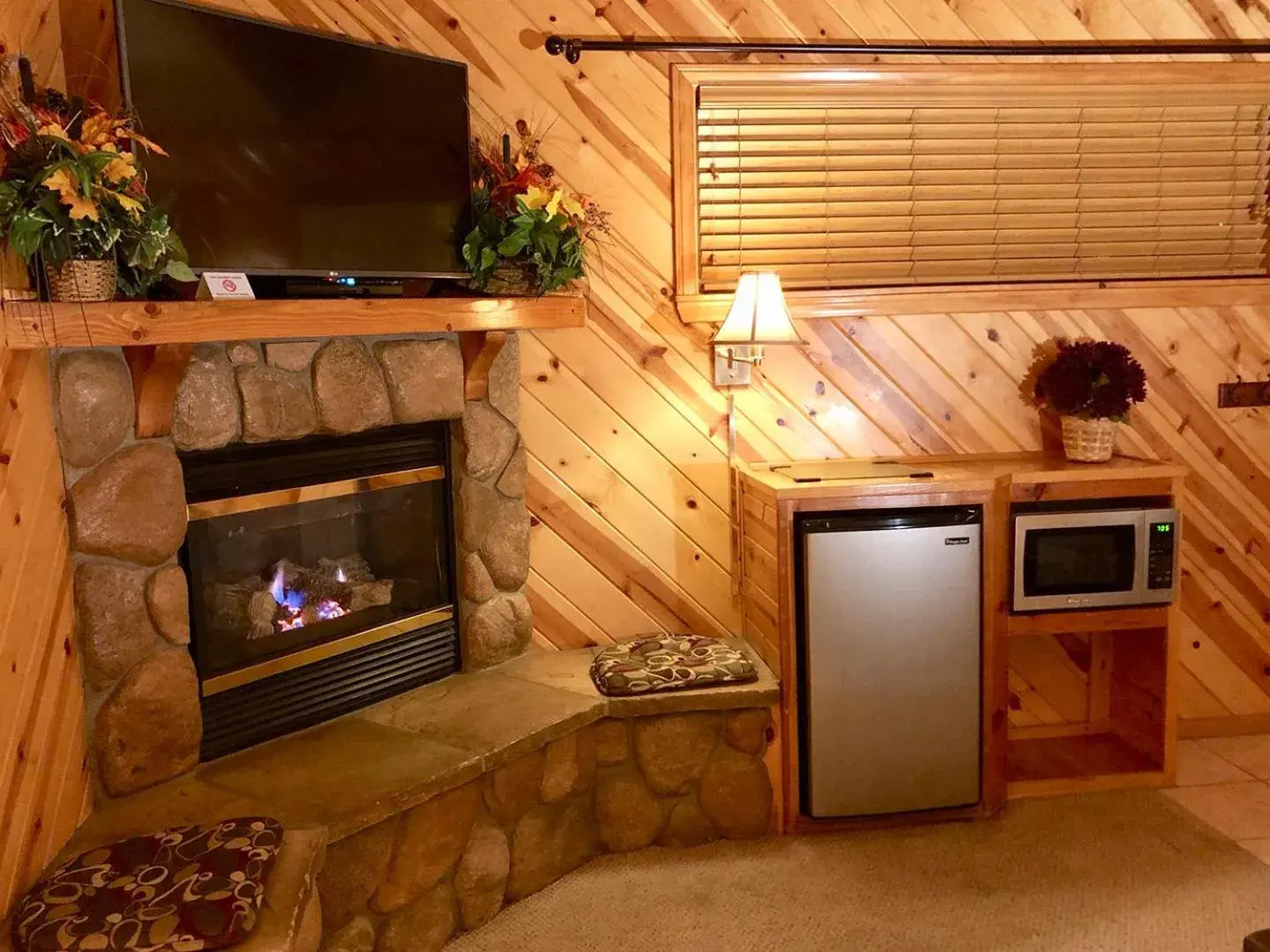 Queen Room in Giant Oaks Lodge Queen Room in Giant Oaks Lodge