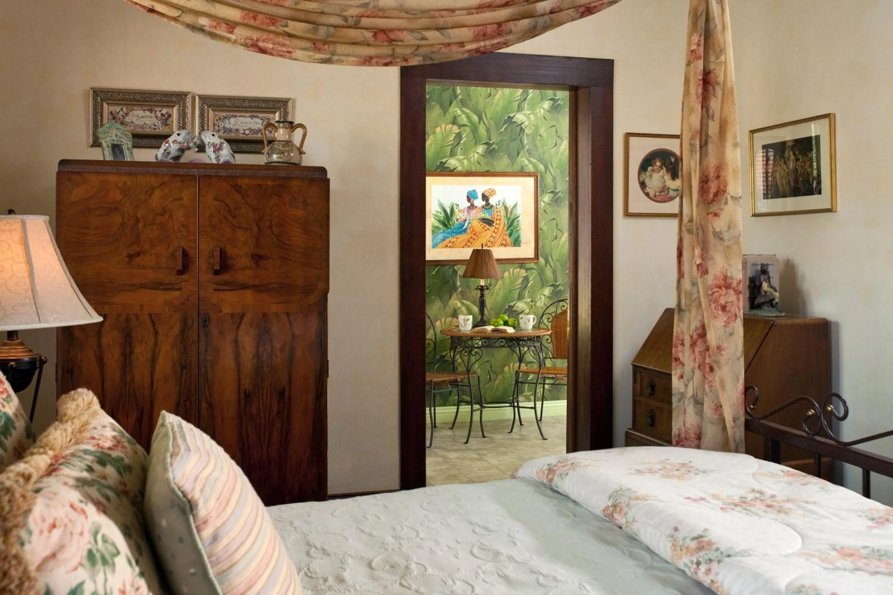 Bed in Cliff Cottage Inn, Downtown Bed & Breakfast