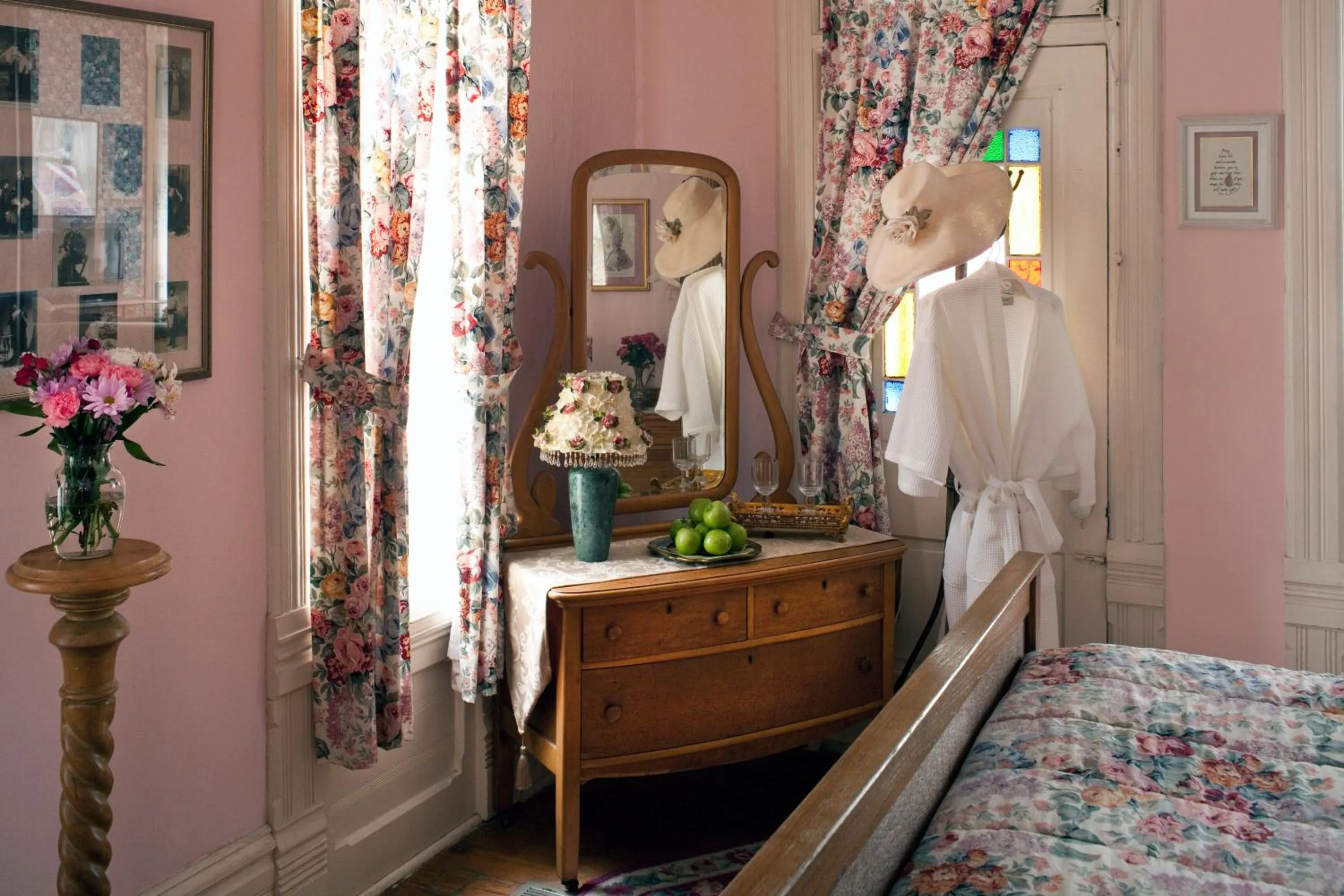 Bed in Cliff Cottage Inn, Downtown Bed & Breakfast