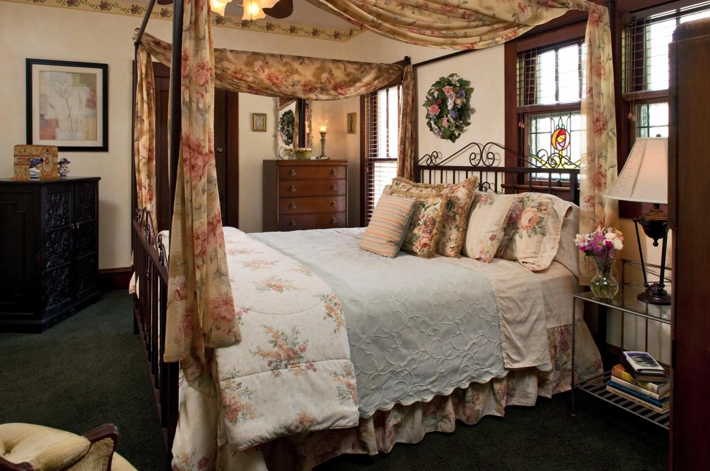 Bed in Cliff Cottage Inn, Downtown Bed & Breakfast