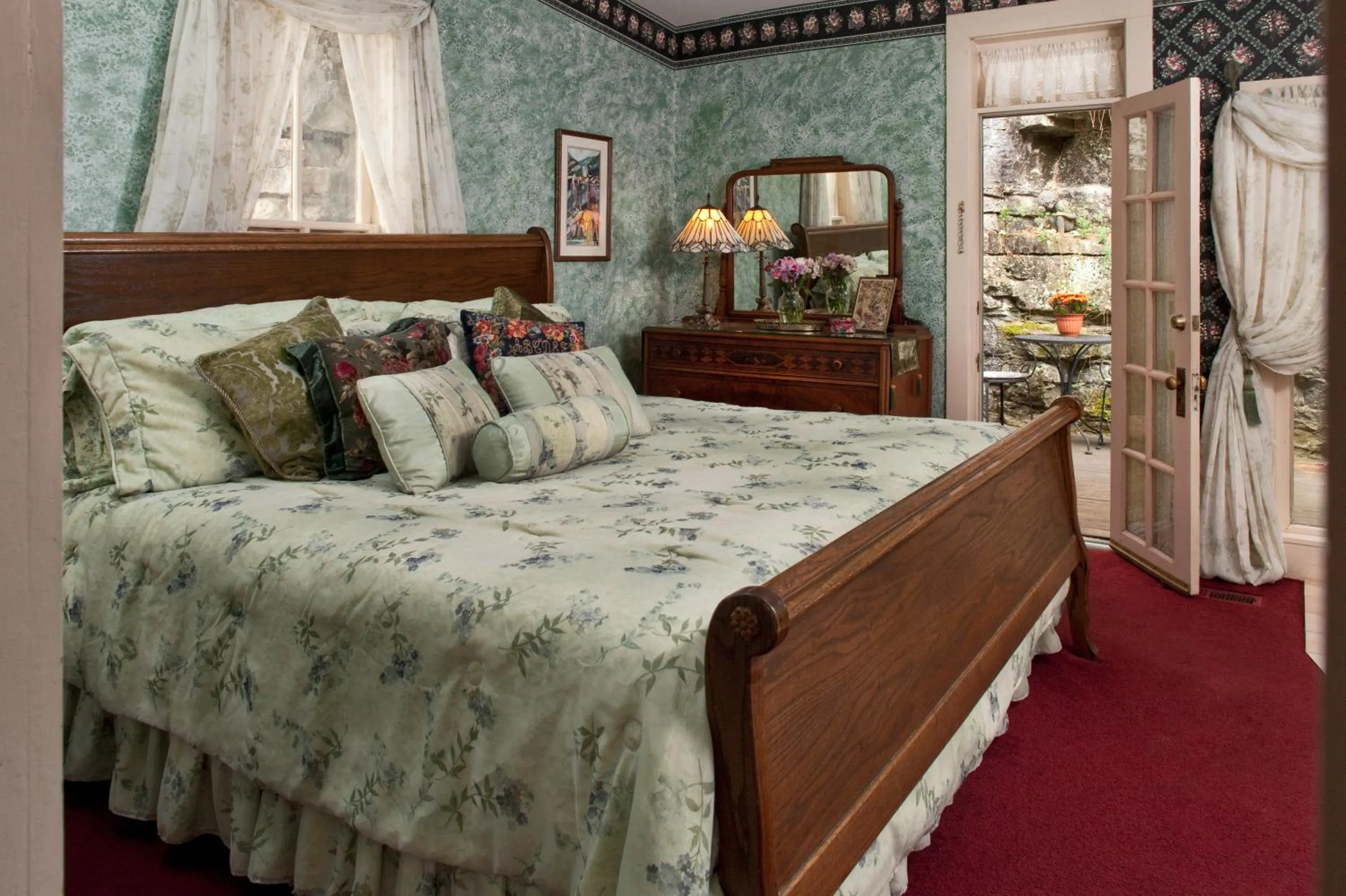 Bed in Cliff Cottage Inn, Downtown Bed & Breakfast