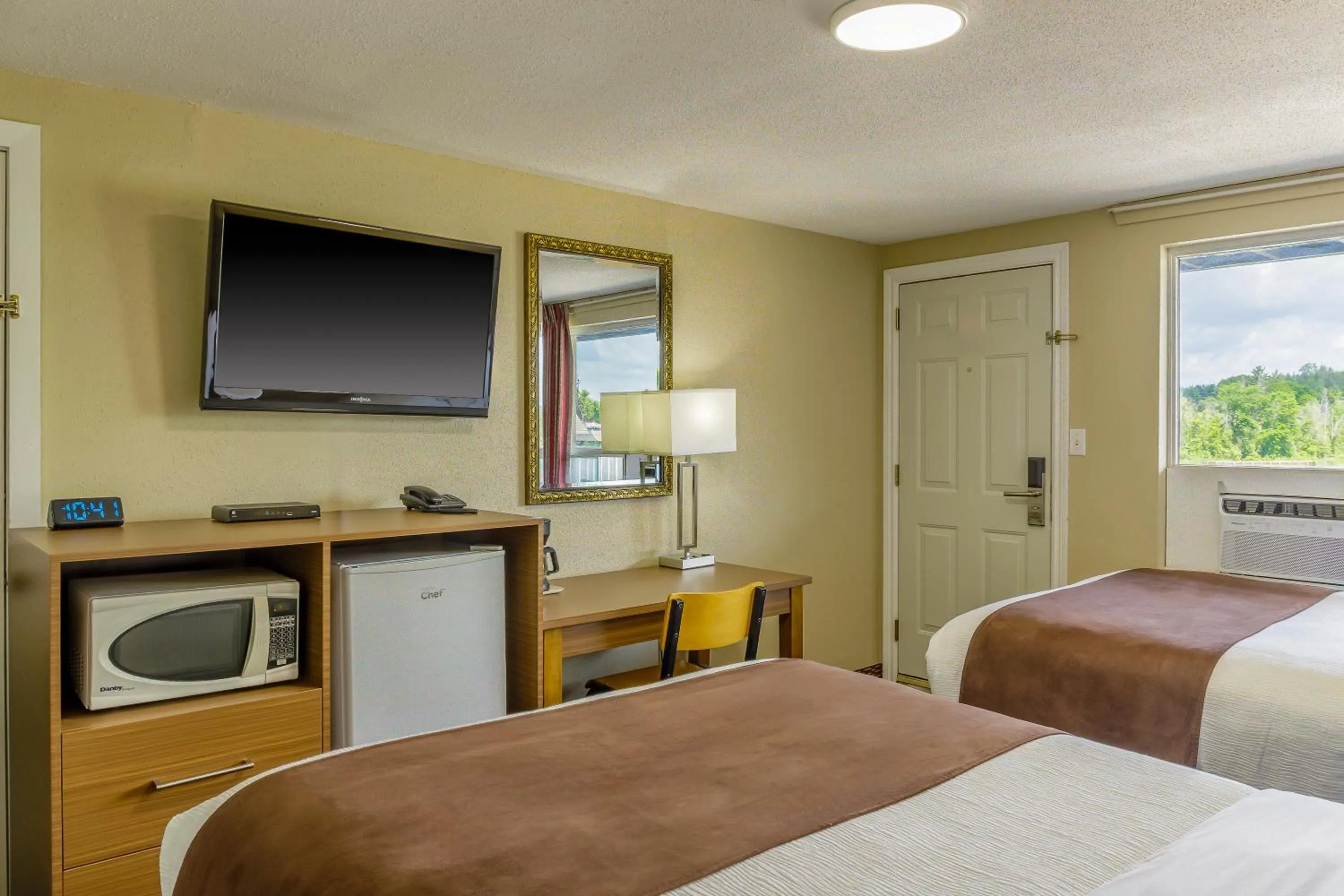 TV and multimedia, Bed in Motel 6 Campbellford, ON