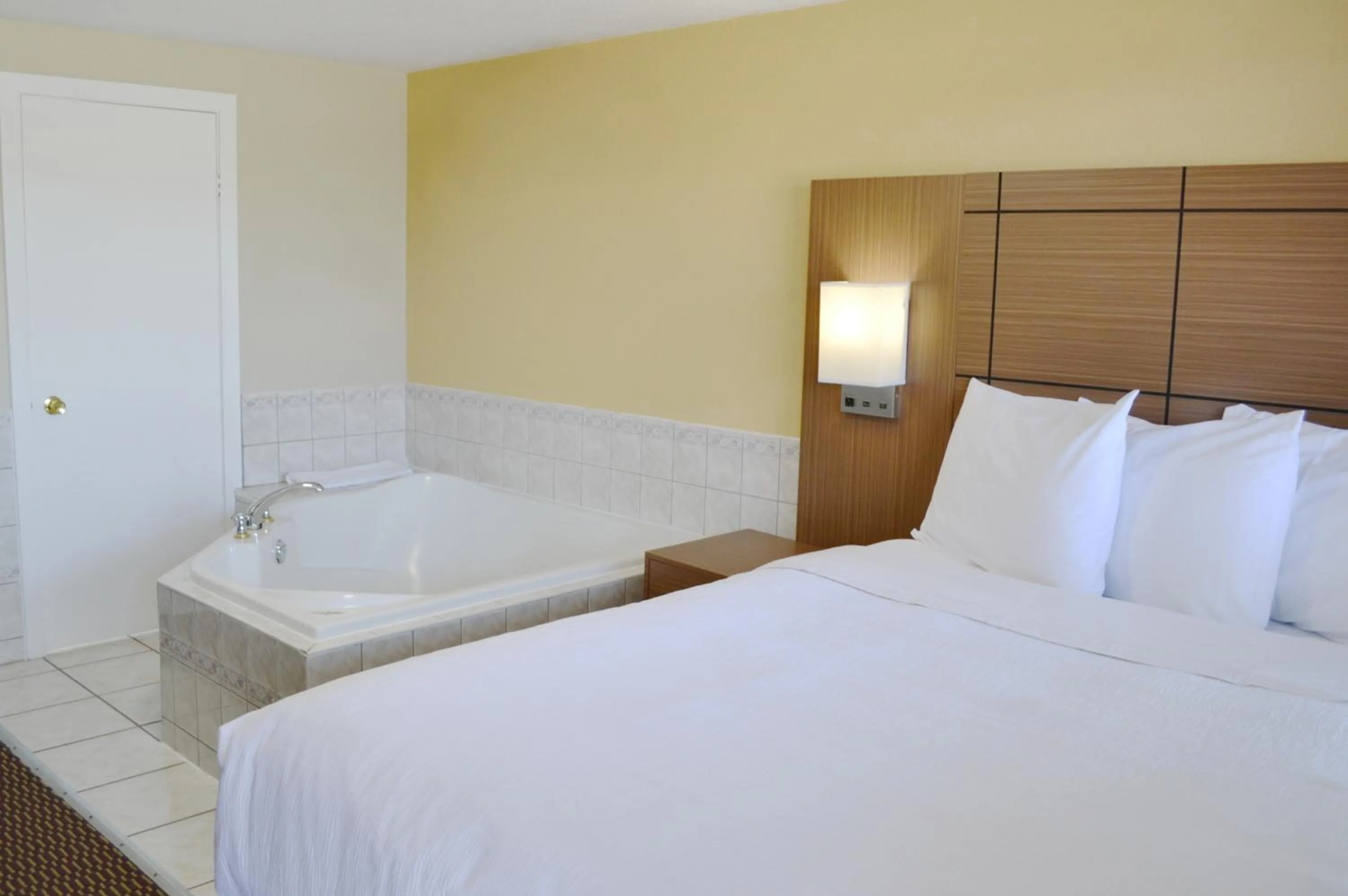 Bedroom, Bed in Motel 6 Campbellford, ON