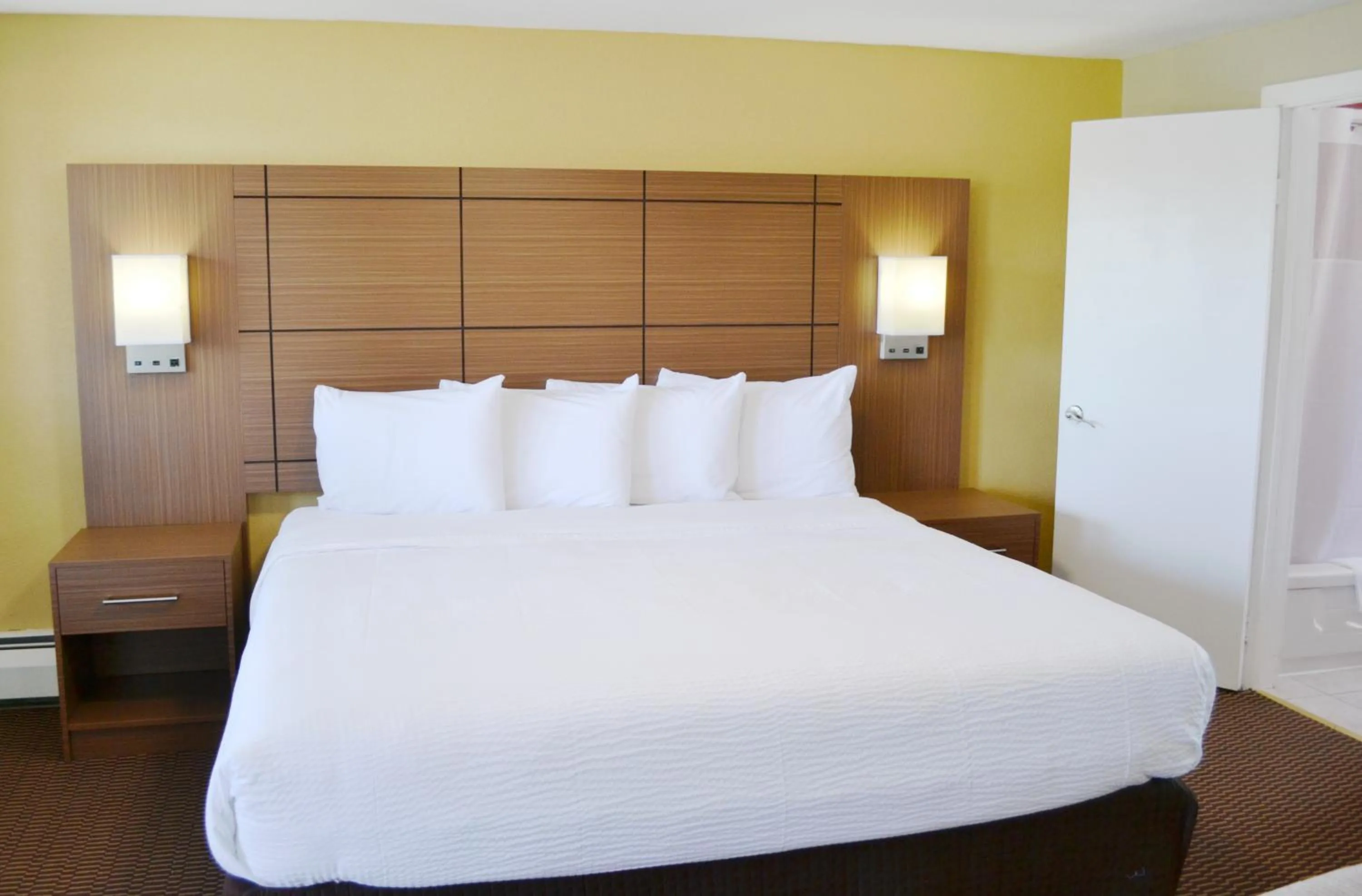 Bedroom, Bed in Motel 6 Campbellford, ON