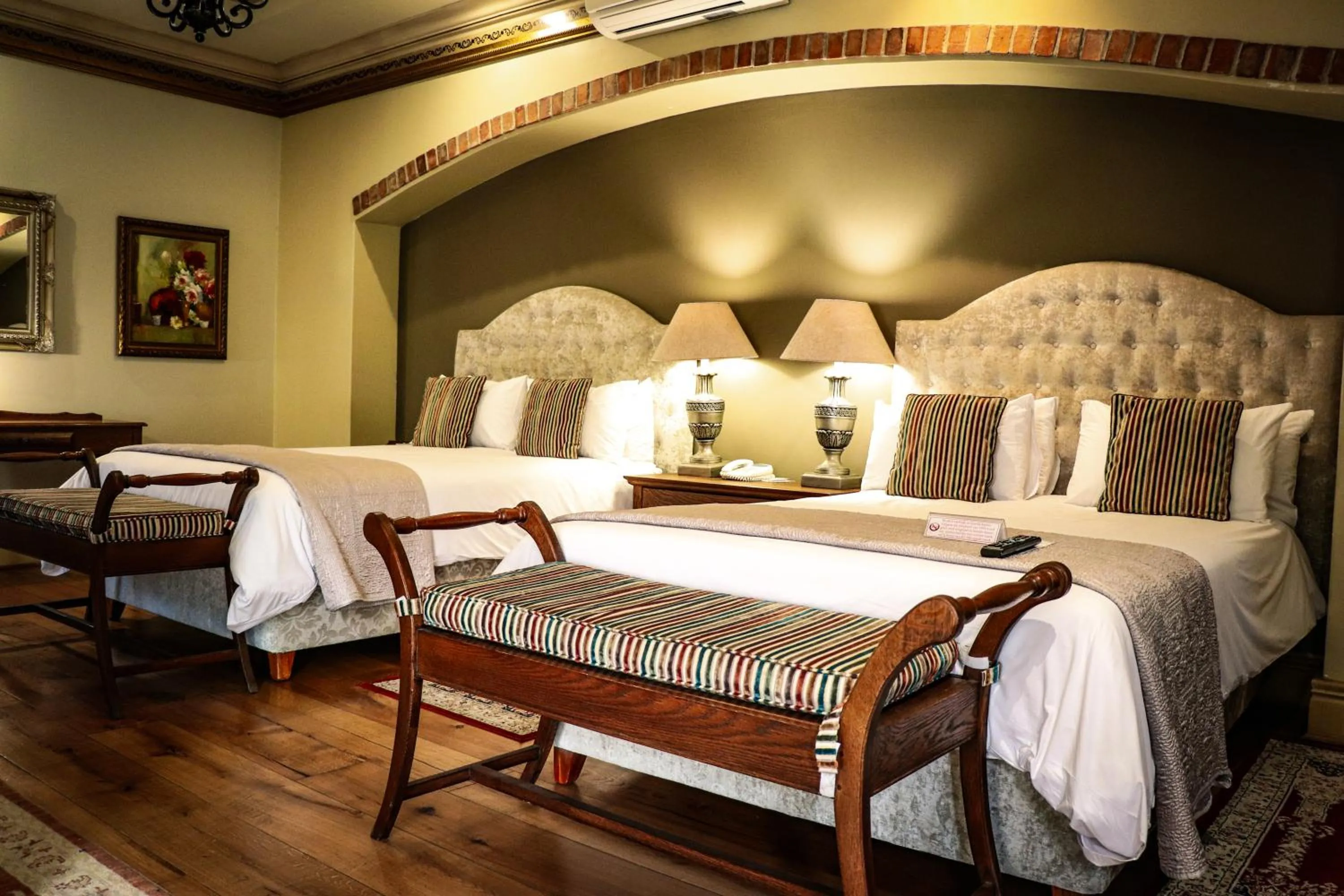 Restaurant/places to eat, Bed in Three Rivers Lodge and Villas