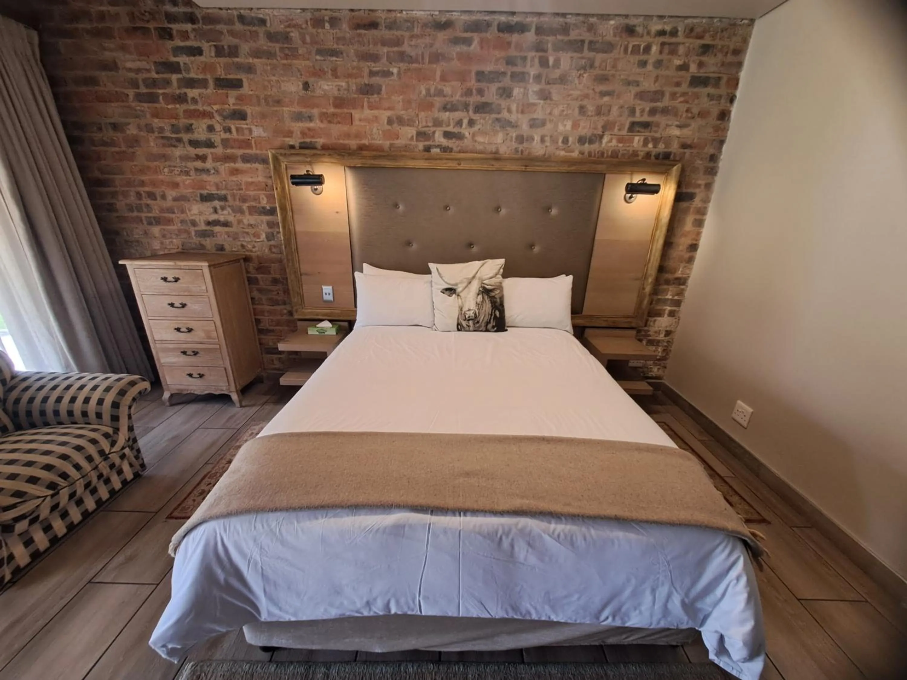 Restaurant/places to eat, Bed in Three Rivers Lodge and Villas