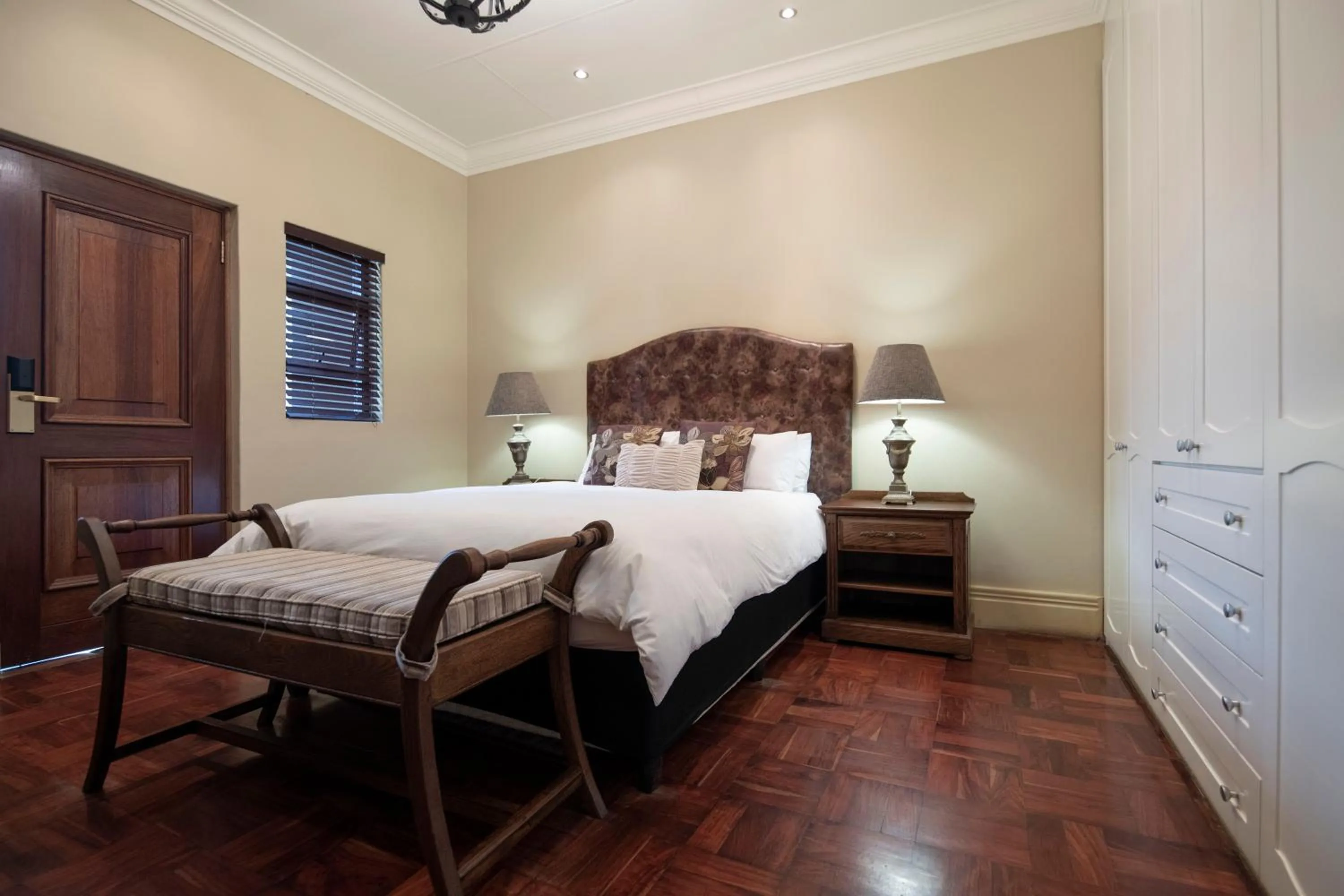 Restaurant/places to eat, Bed in Three Rivers Lodge and Villas